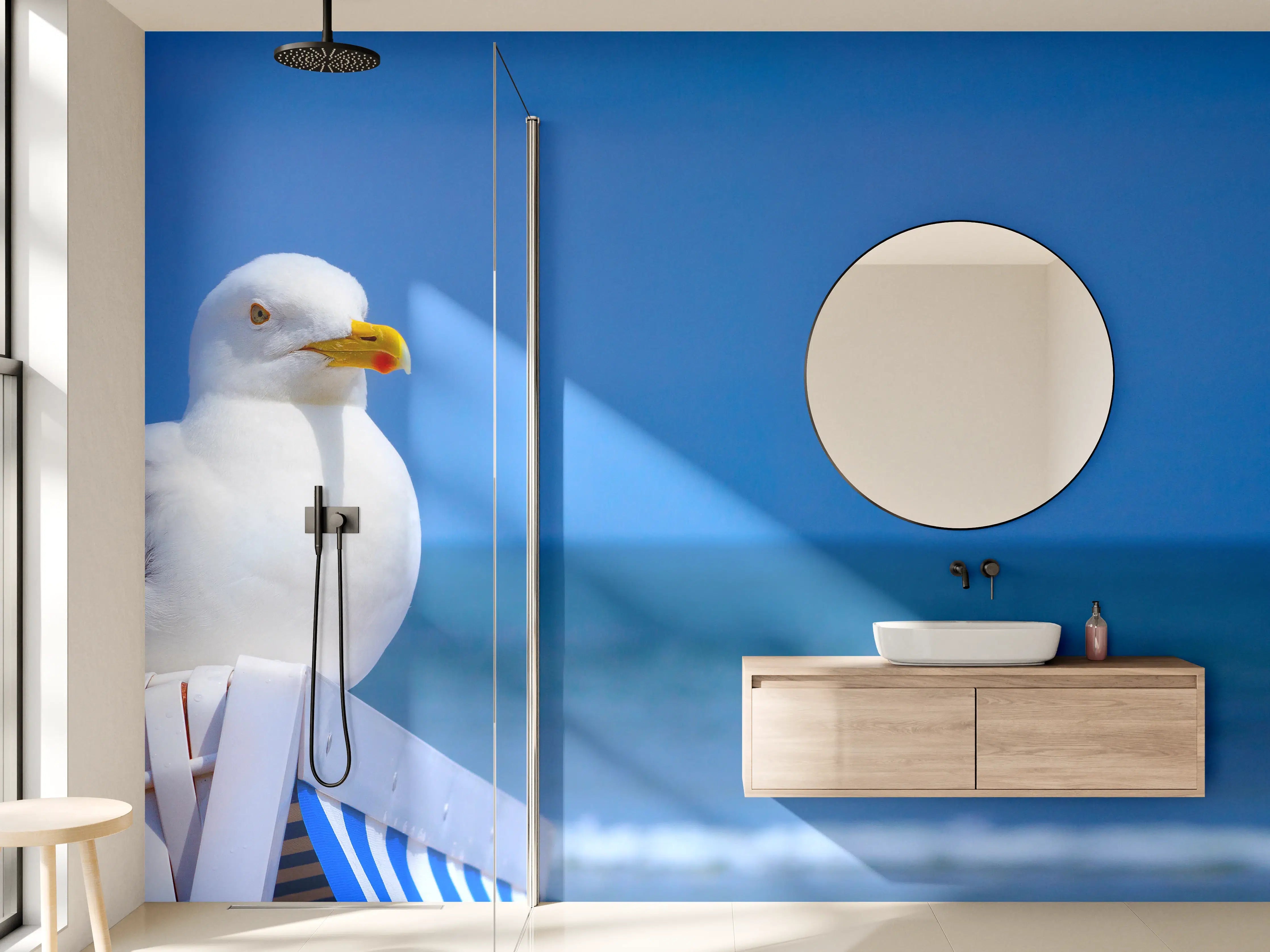 Wandverkleidung Bad - Seegull am Strand mit blauem Hintergrund