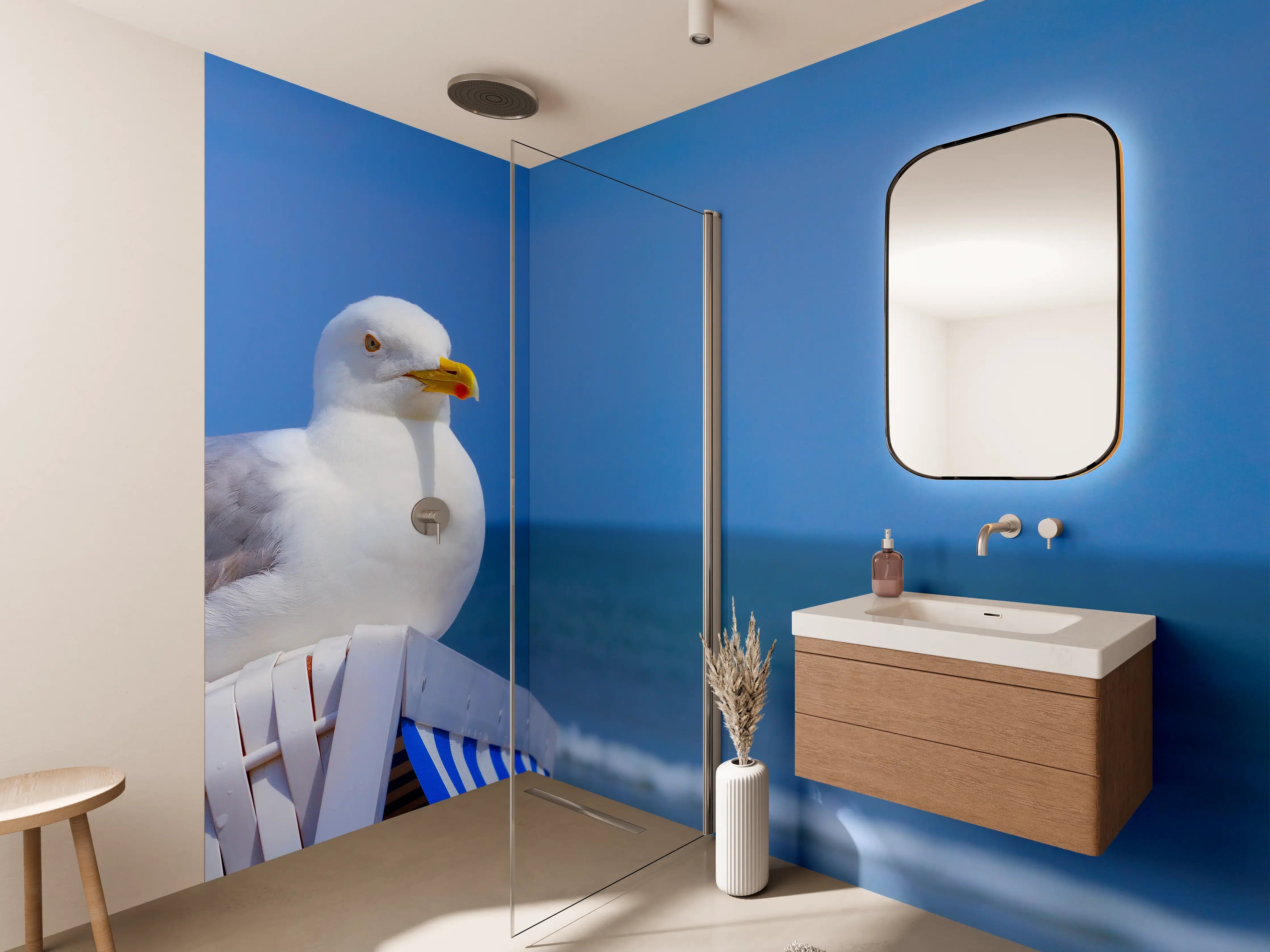 Wandverkleidung Bad - Seegull am Strand mit blauem Hintergrund