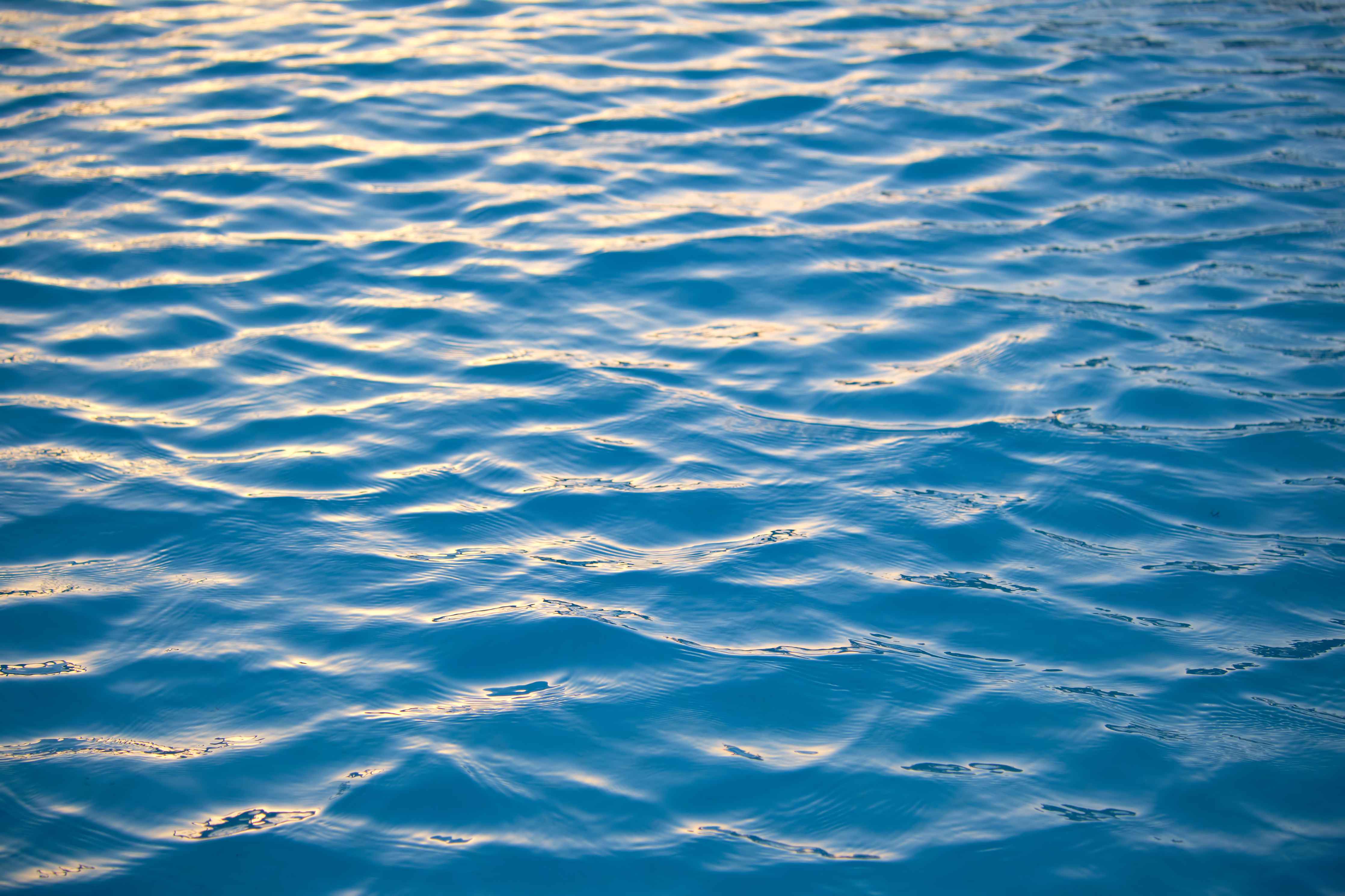 Wandverkleidung Bad-Silbergraues Meer mit zarten Wellen