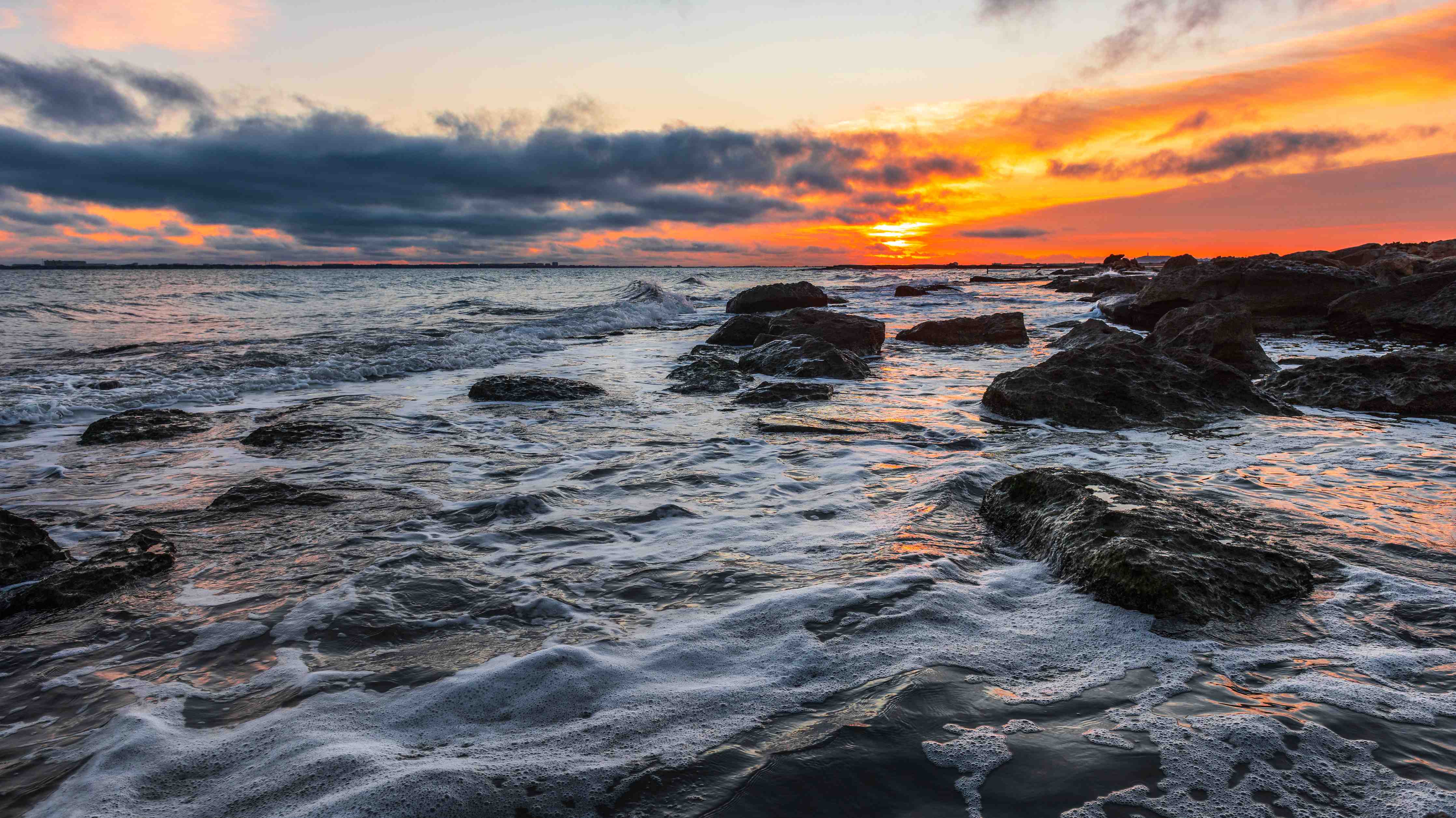 Wandverkleidung Bad-Silberner Leuchtturm bei Dämmerlicht