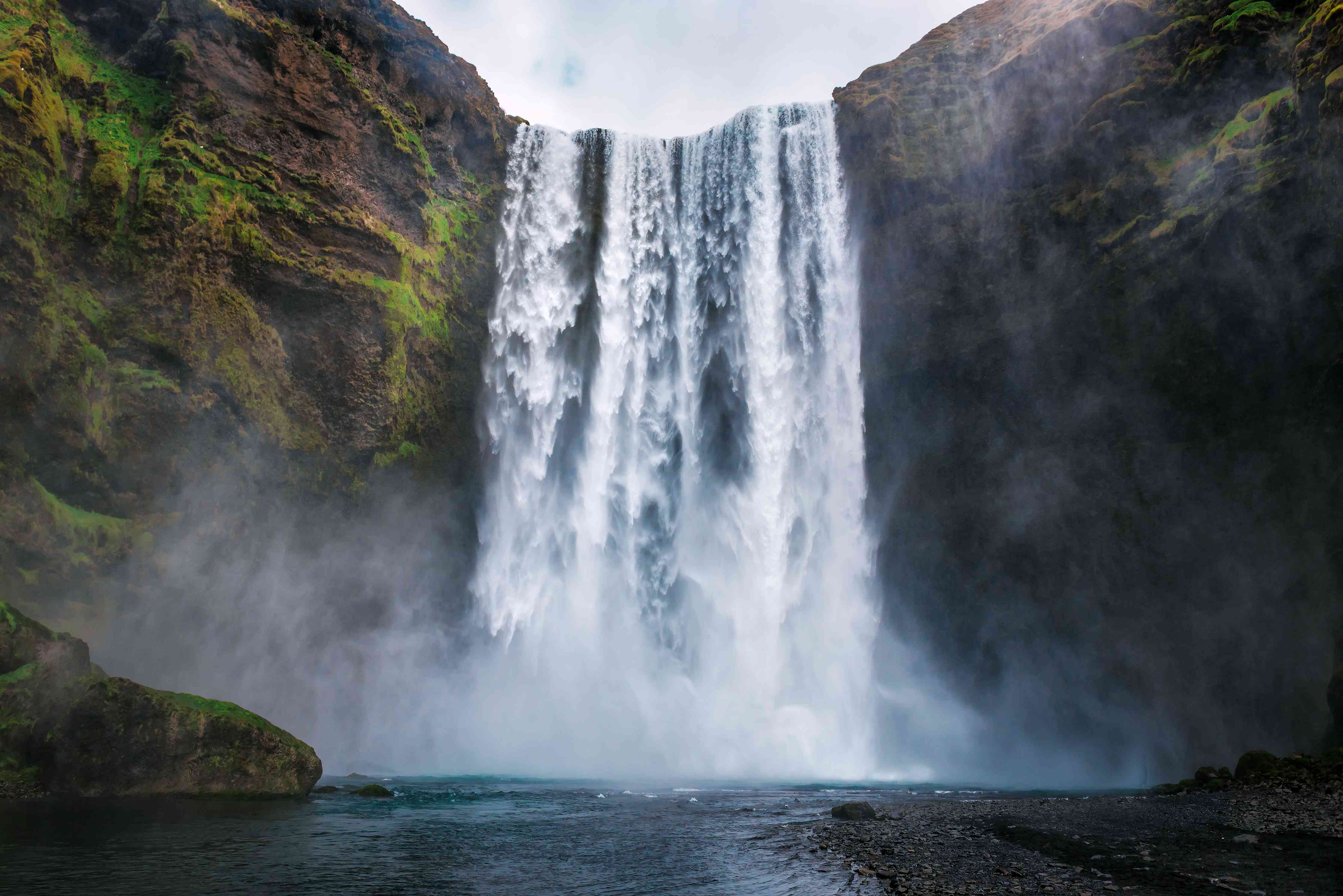 Wandverkleidung Bad-Silbriger Wasserfall in smaragdgrüner Landschaft