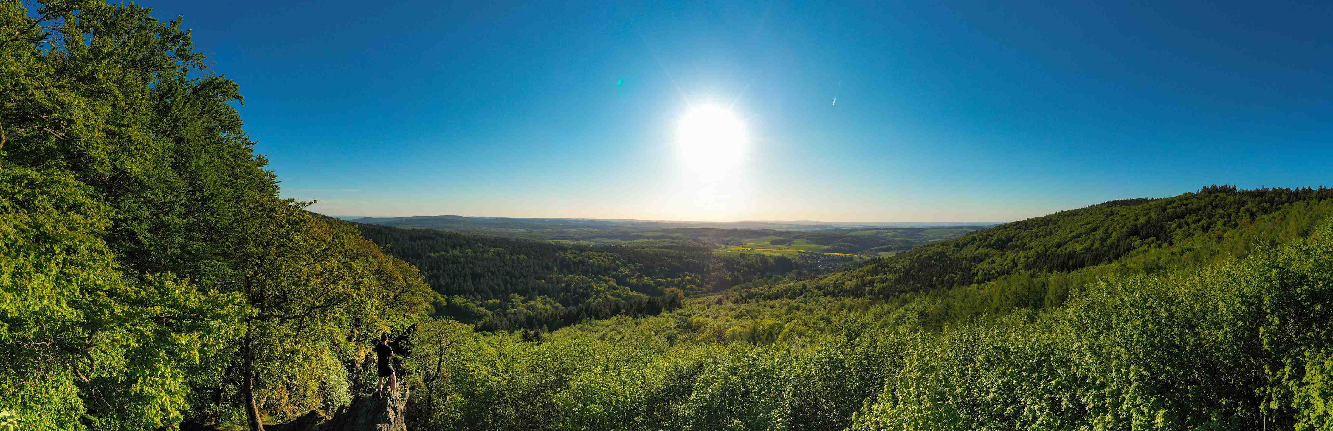 Wandverkleidung Bad-Sonnenaufgang über grüner Landschaft
