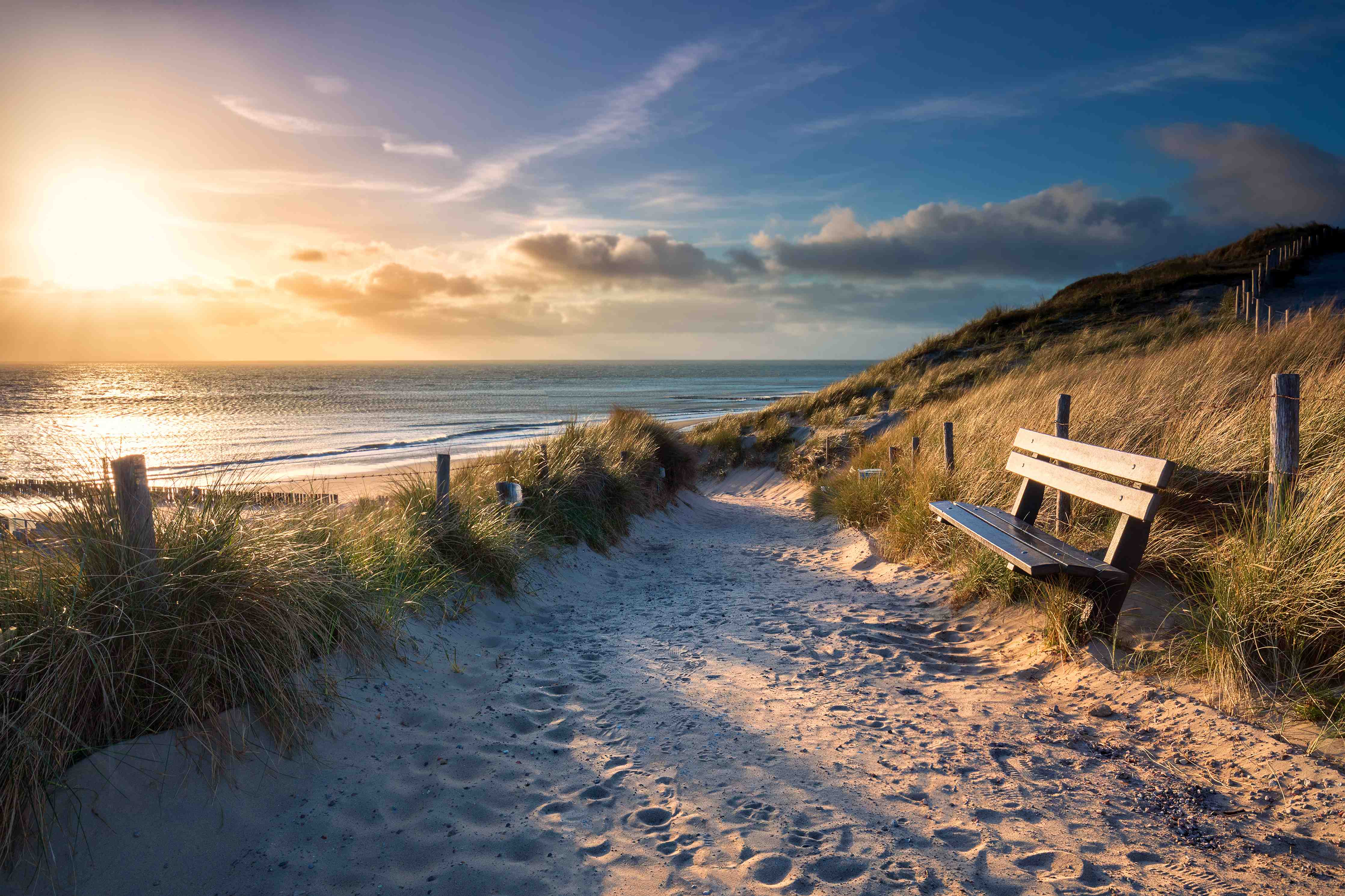 Wandverkleidung Bad-Sonnenuntergang am Strand mit Dünen und Bankabend