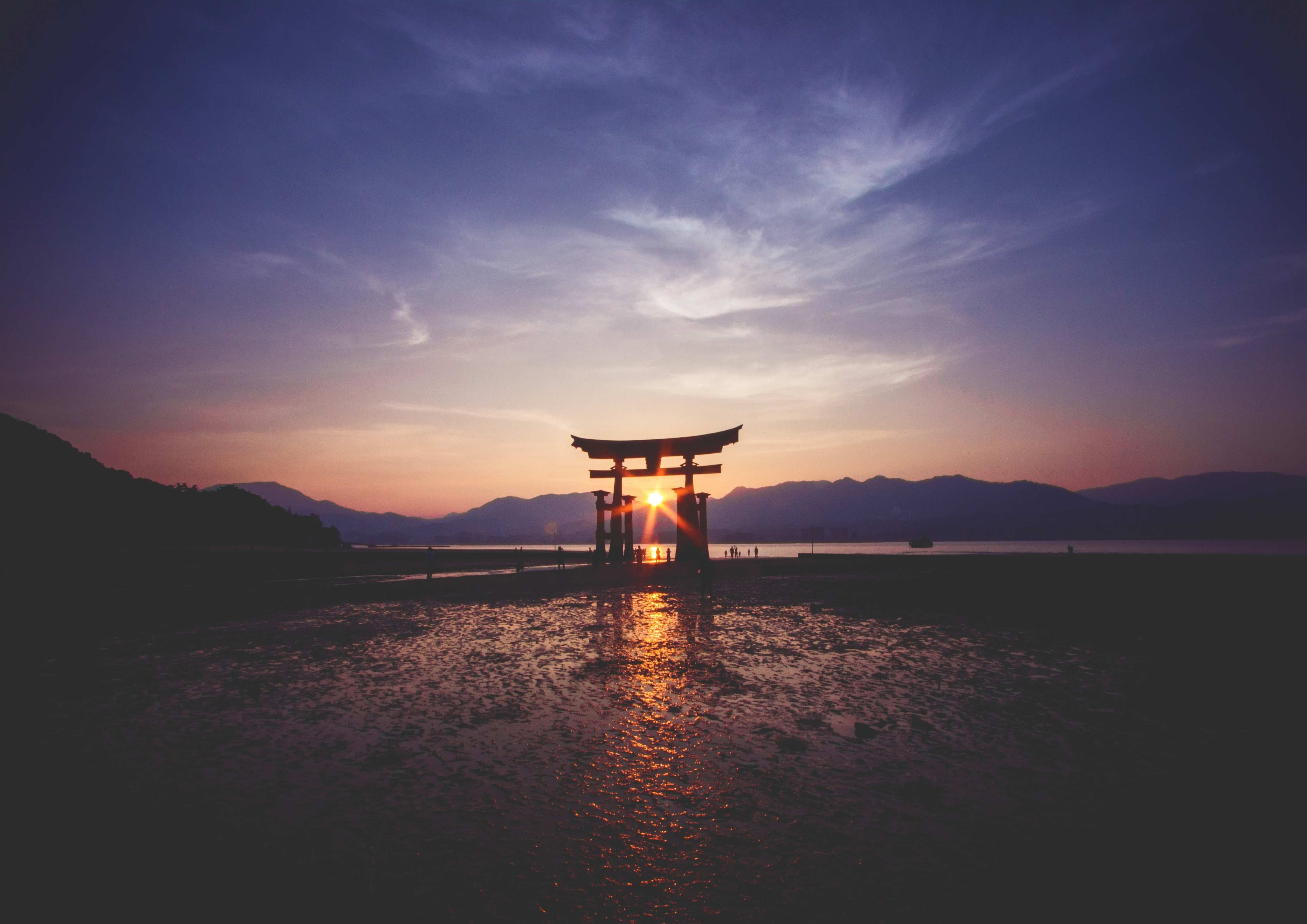 Wandverkleidung Bad-Sonnenuntergang über dem Wasser mit Torii-Tor
