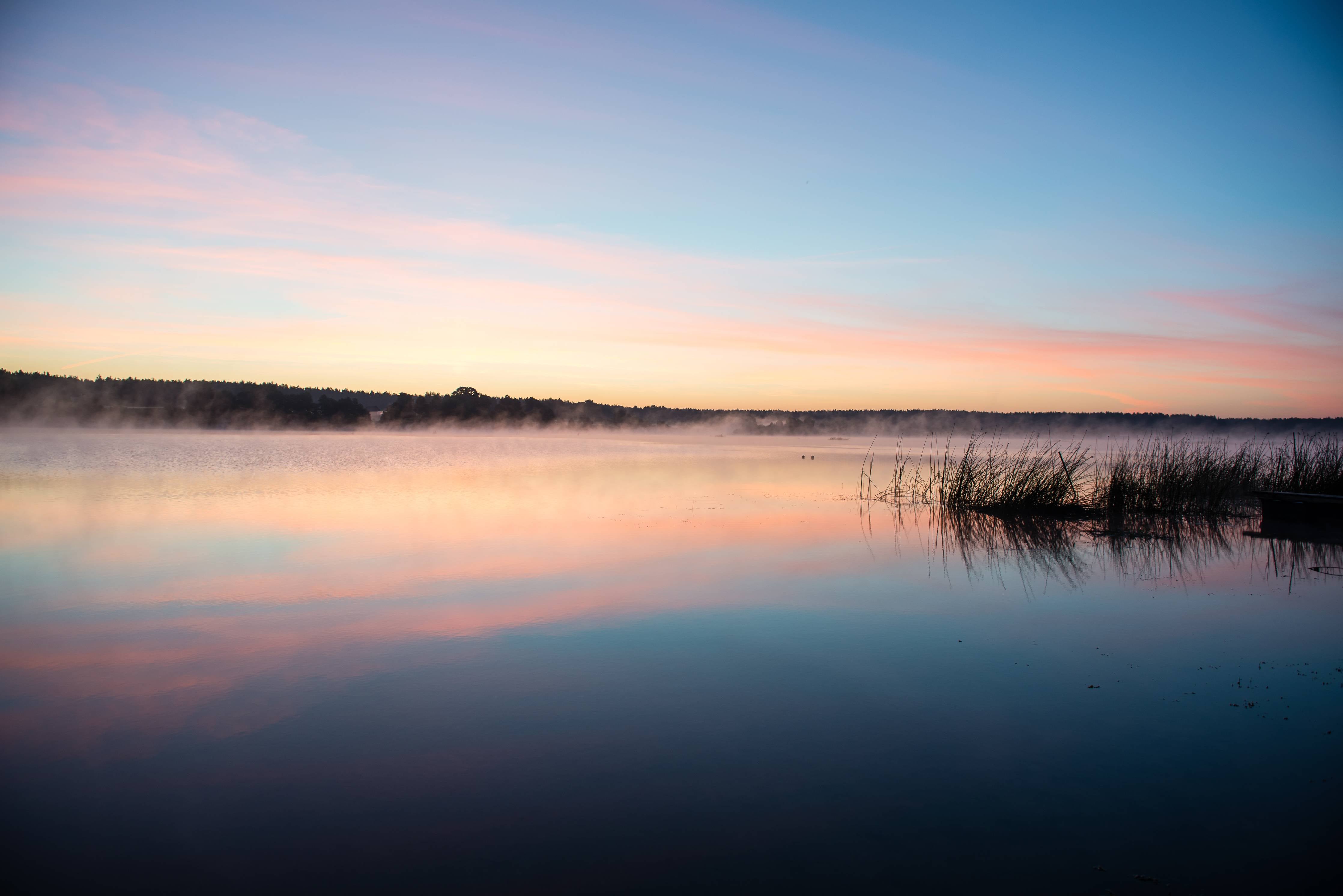 Wandverkleidung Bad-Stimmungsvoller Sonnenuntergang über dem Wasser
