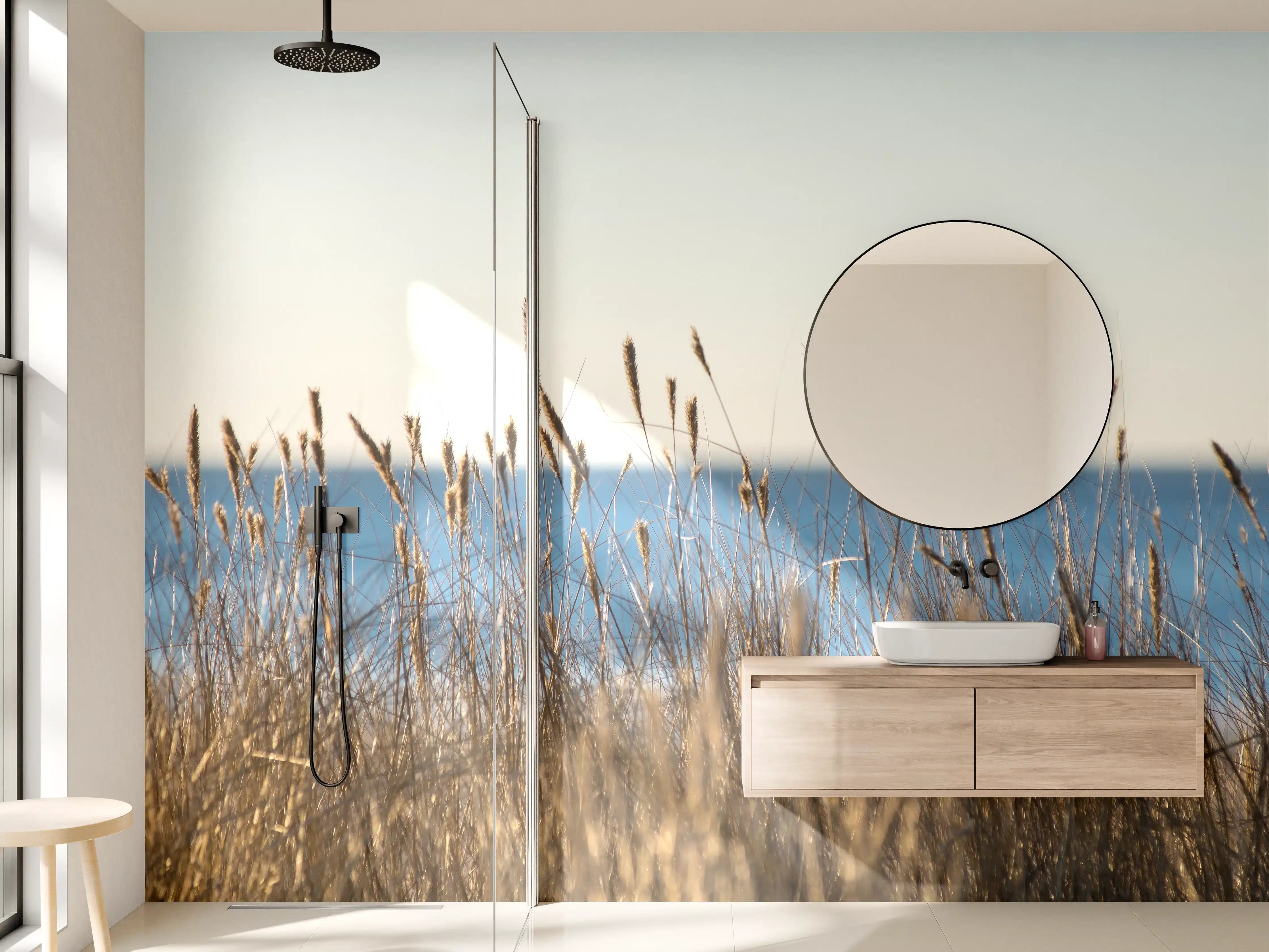 Wandverkleidung Bad - Strand mit trockenen Gräsern und Meerblick