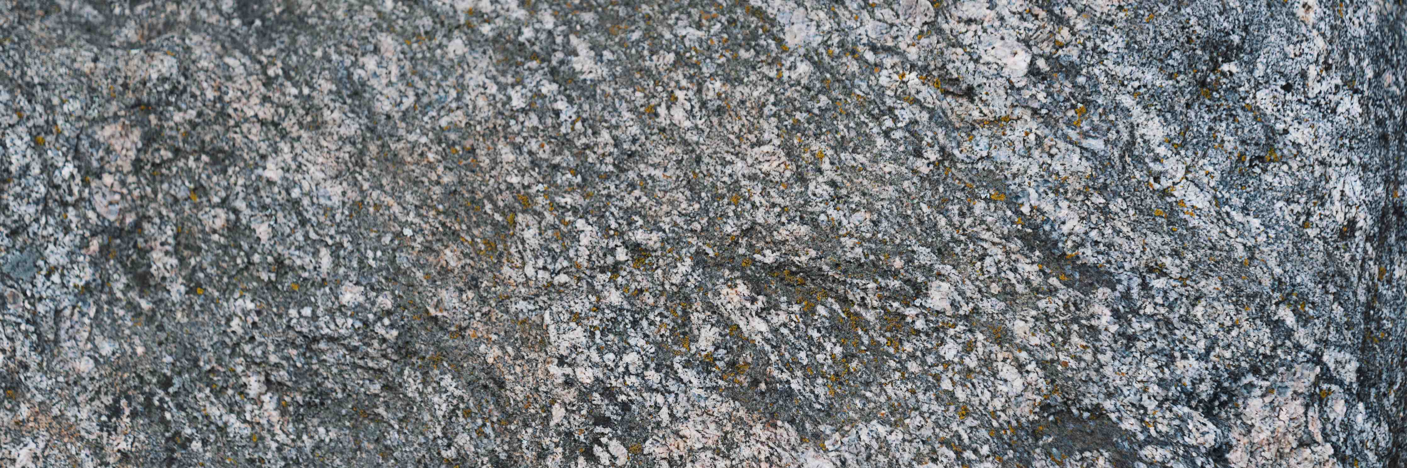 Wandverkleidung Bad-Strukturierte Textur aus Granit mit erdigen Tönen