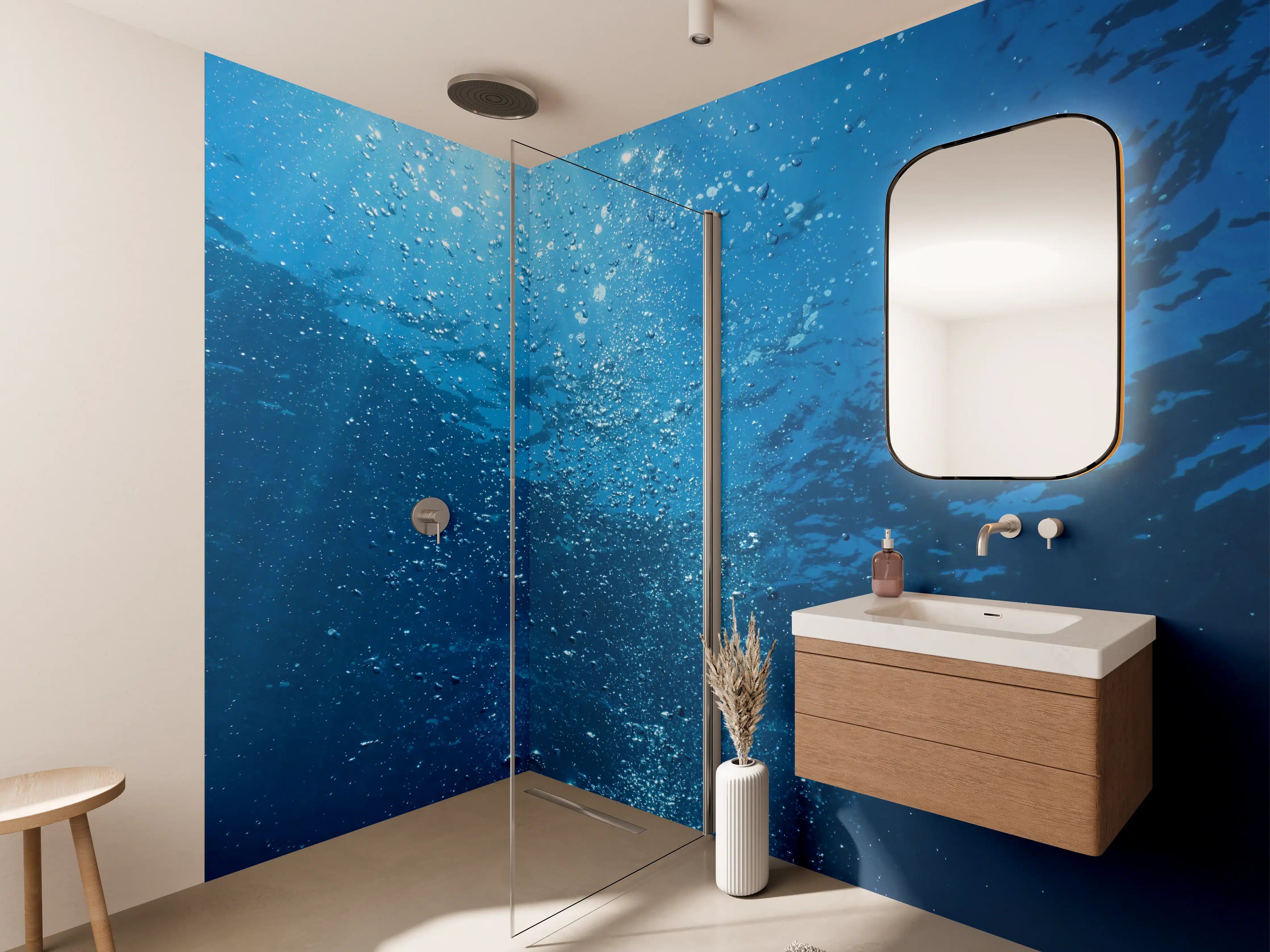 Wandverkleidung Bad - Tiefblauer Wasseruntergrund mit Sonnenreflexion
