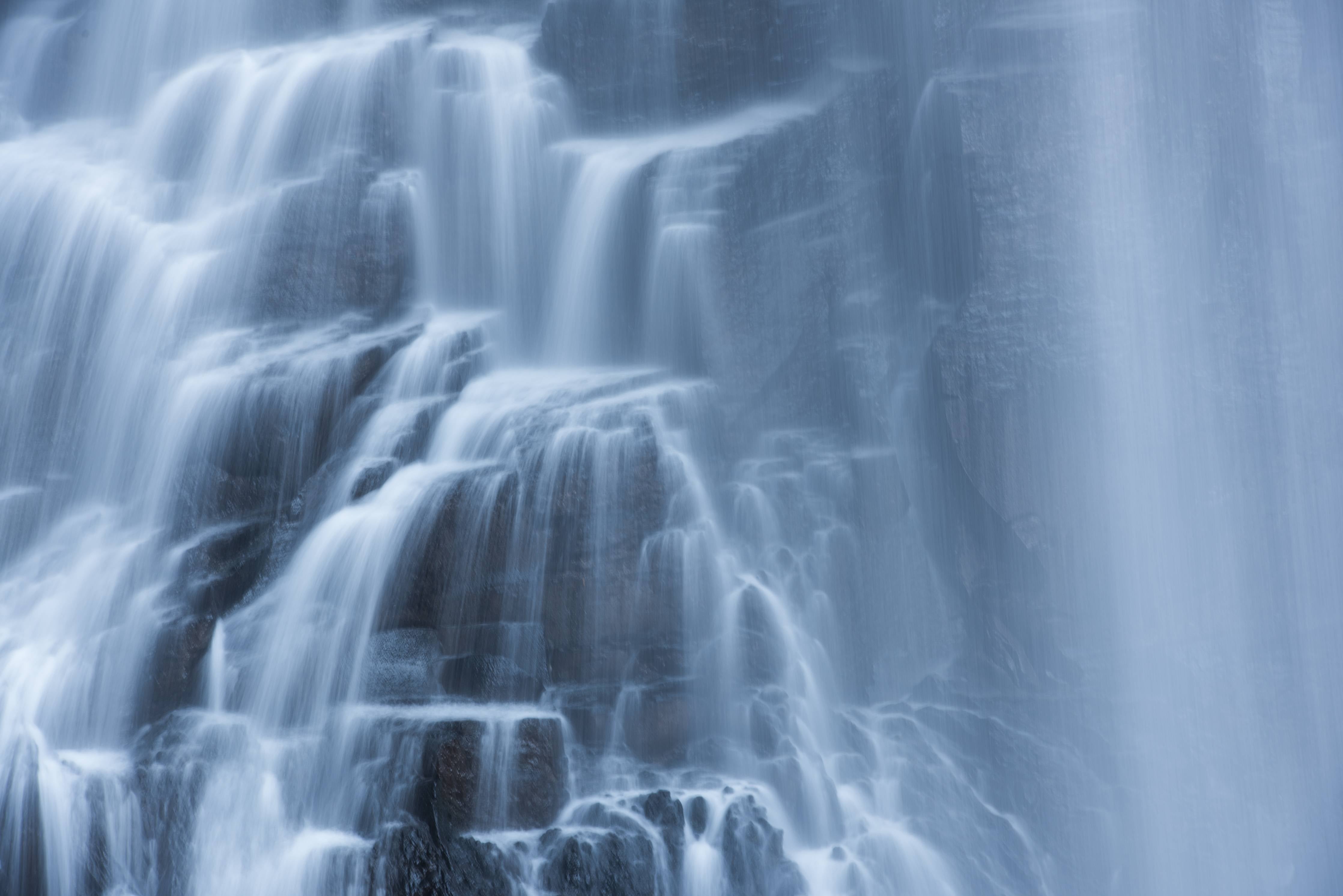 Wandverkleidung Bad-Traumartiger Wasserfall an Felsenwand