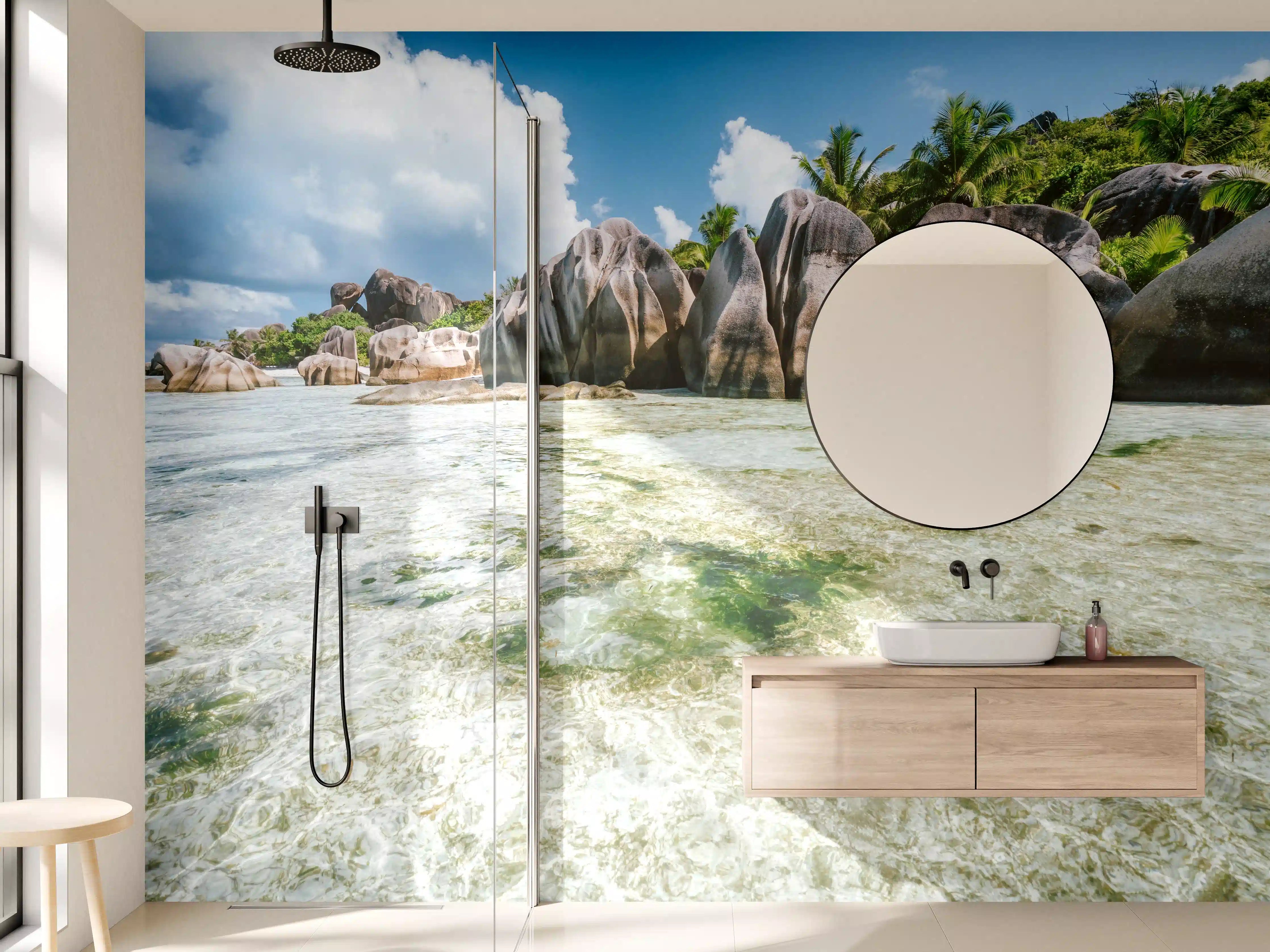 Wandverkleidung Bad - Tropische Strandkulisse mit Felsen und Palmen
