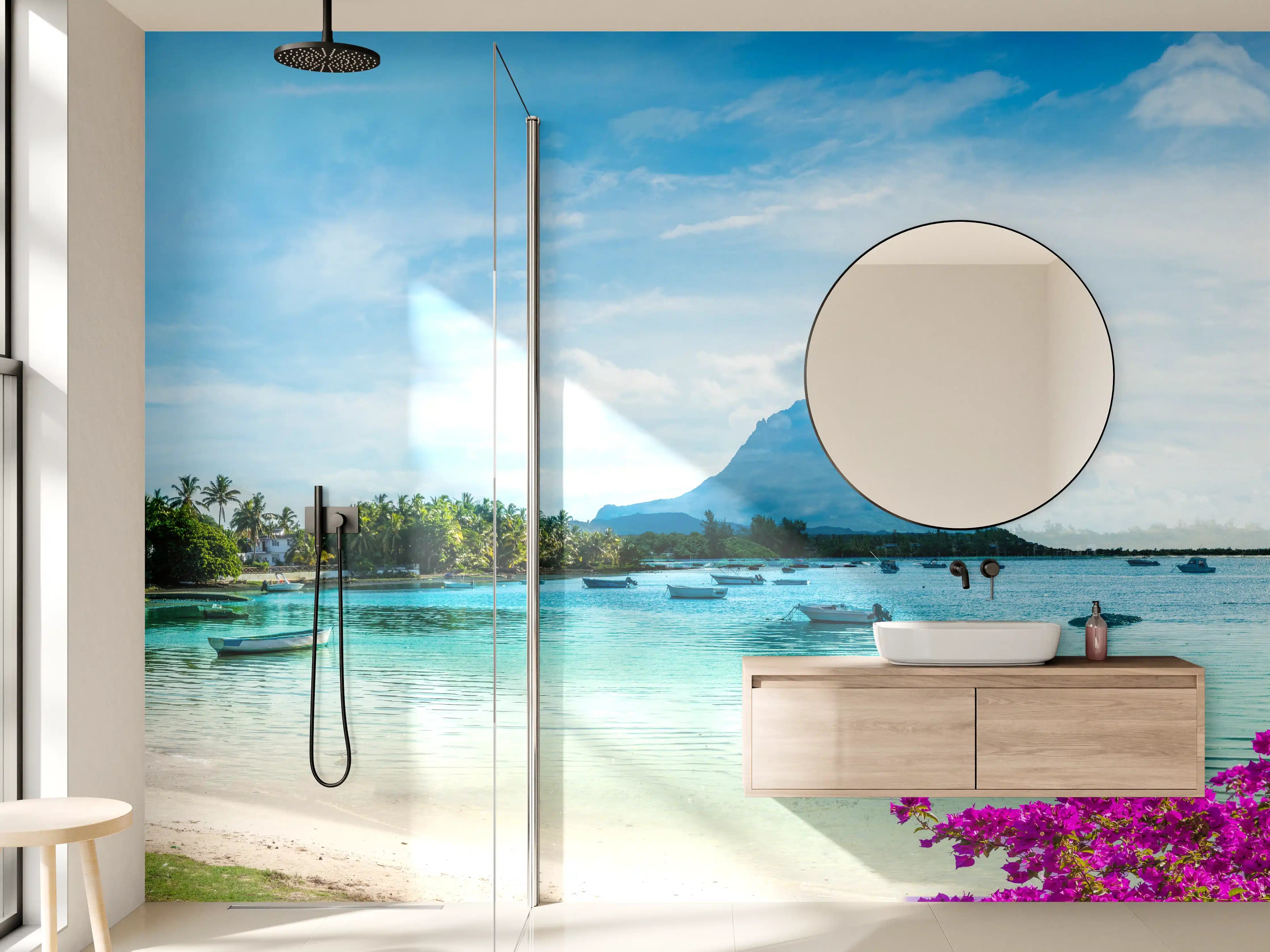 Wandverkleidung Bad - Tropischer Meerblick mit Booten und Blumen