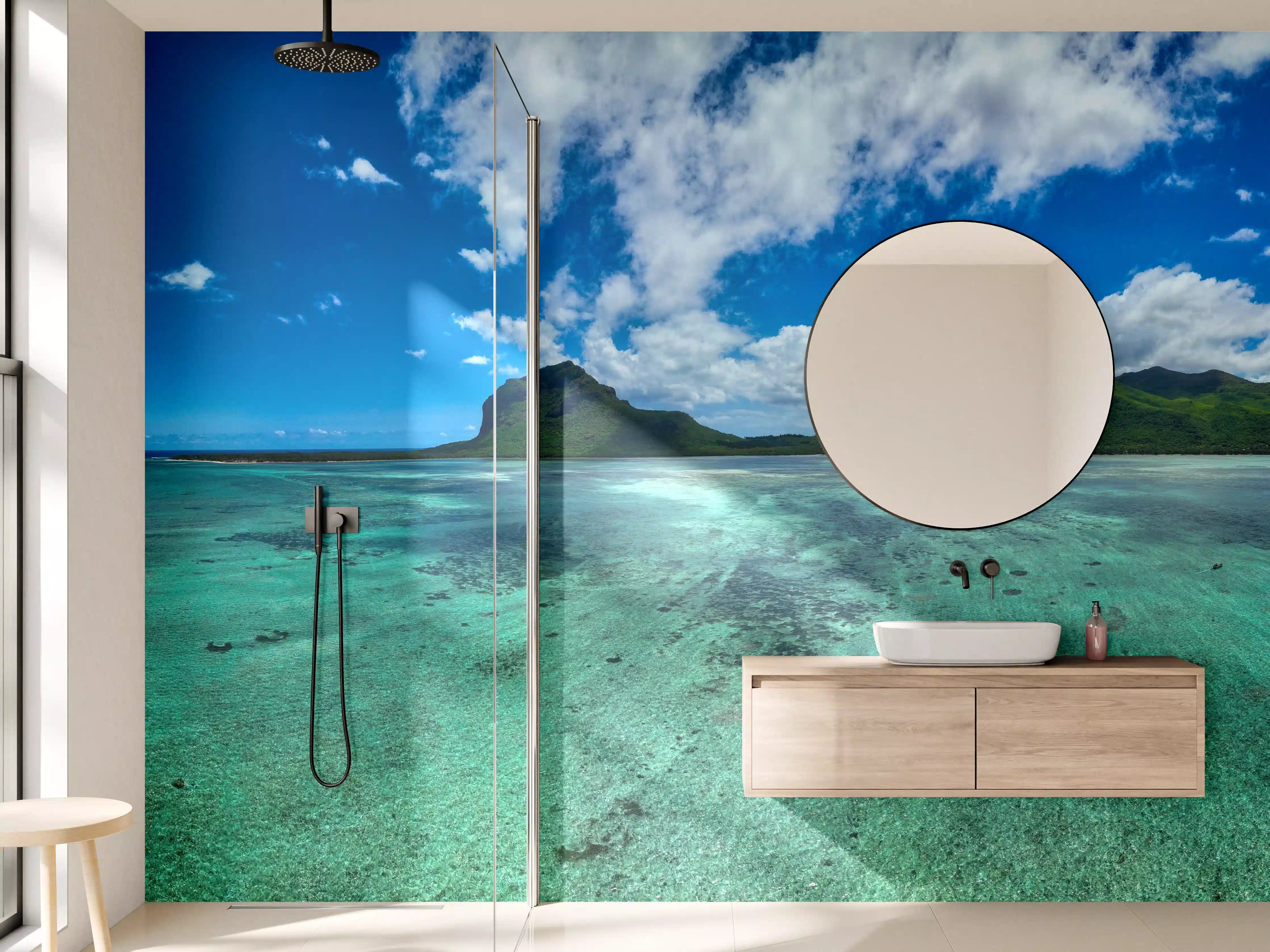 Wandverkleidung Bad - Tropischer Strand mit klarer See und Insel im Hintergrund