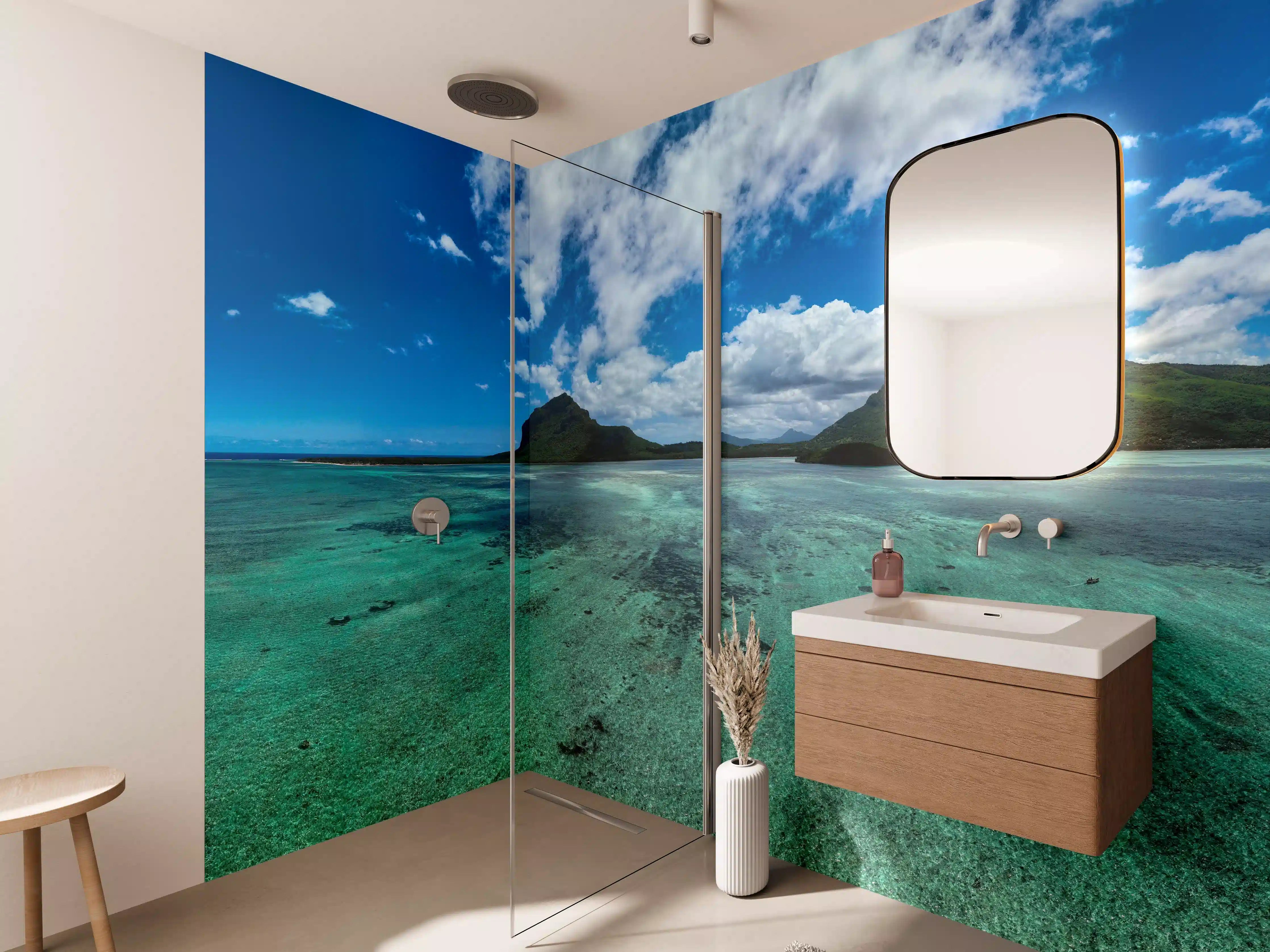Wandverkleidung Bad - Tropischer Strand mit klarer See und Insel im Hintergrund