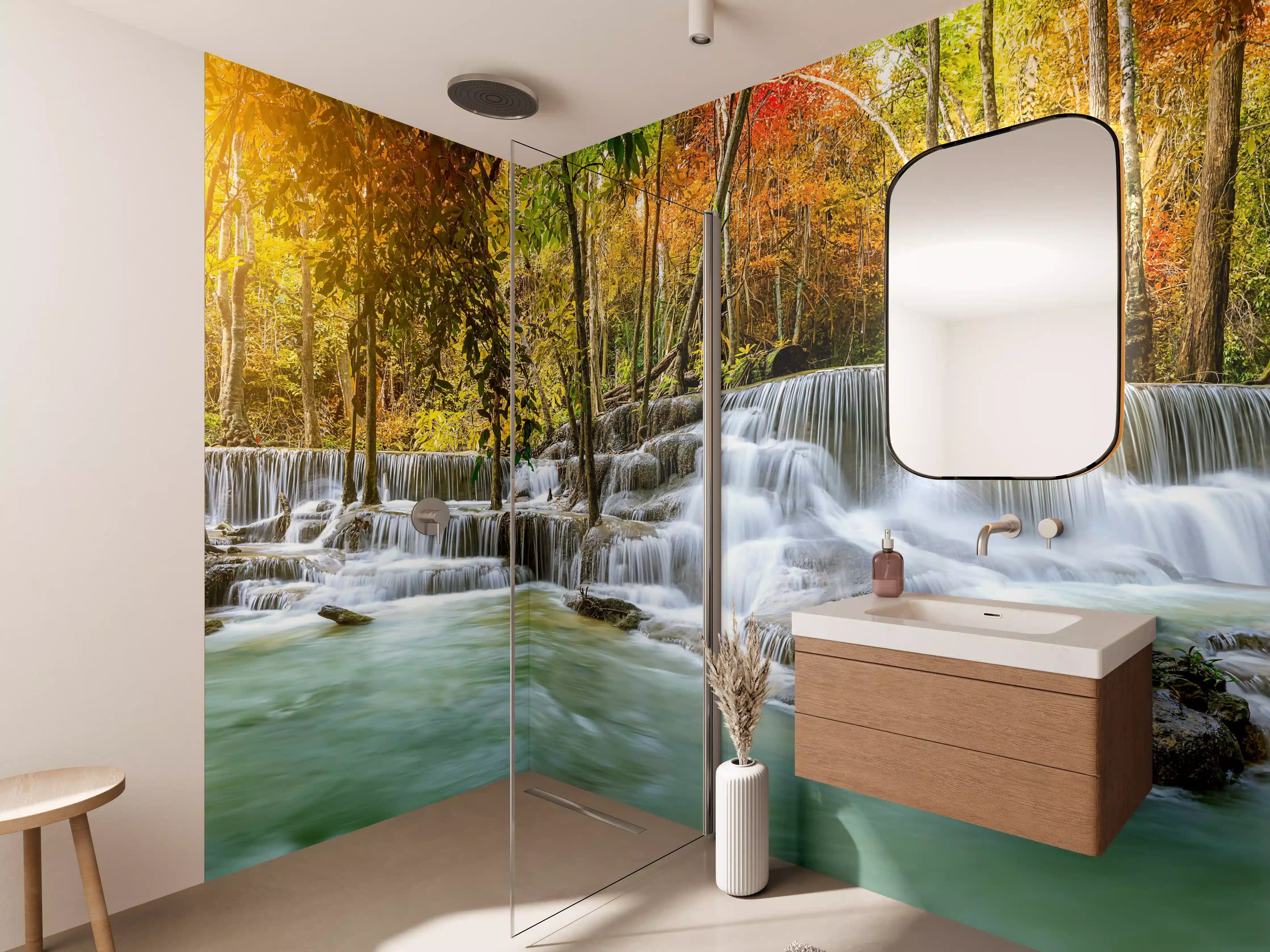 Wandverkleidung Bad - Türkis-Grüner Wasserfall im Herbst