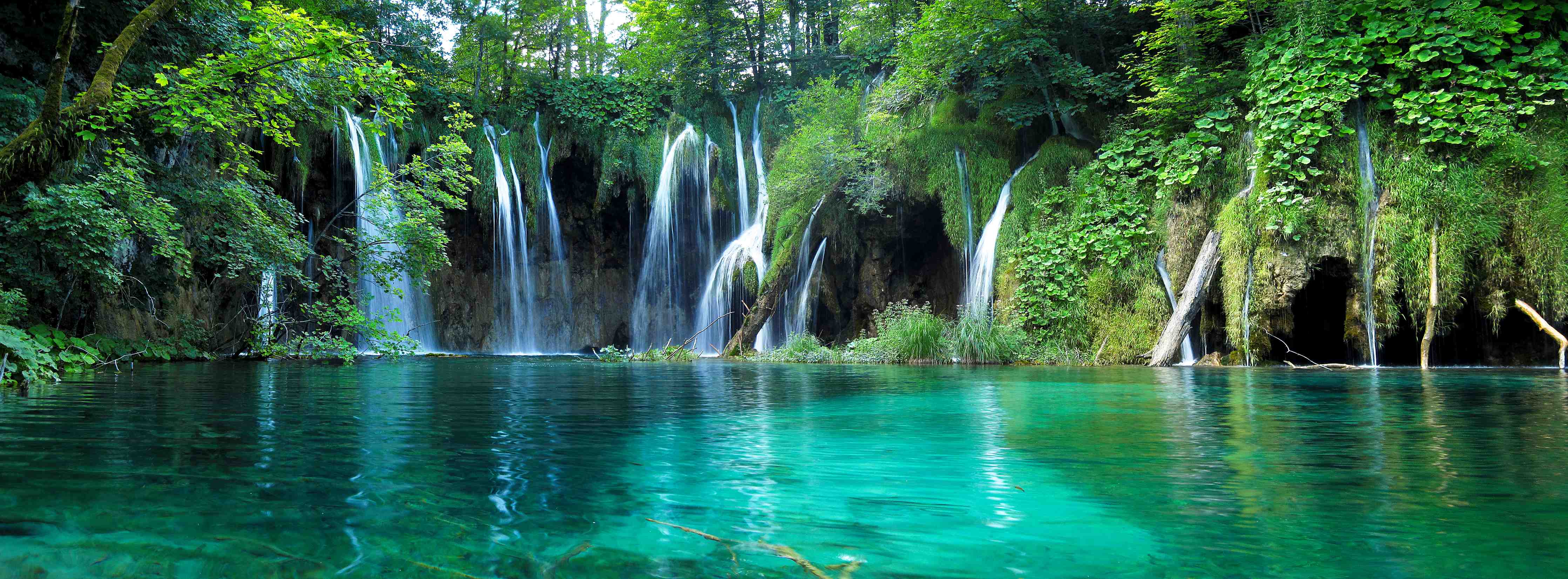 Wandverkleidung Bad-Verzaubernder Wasserfall in grüner Natur