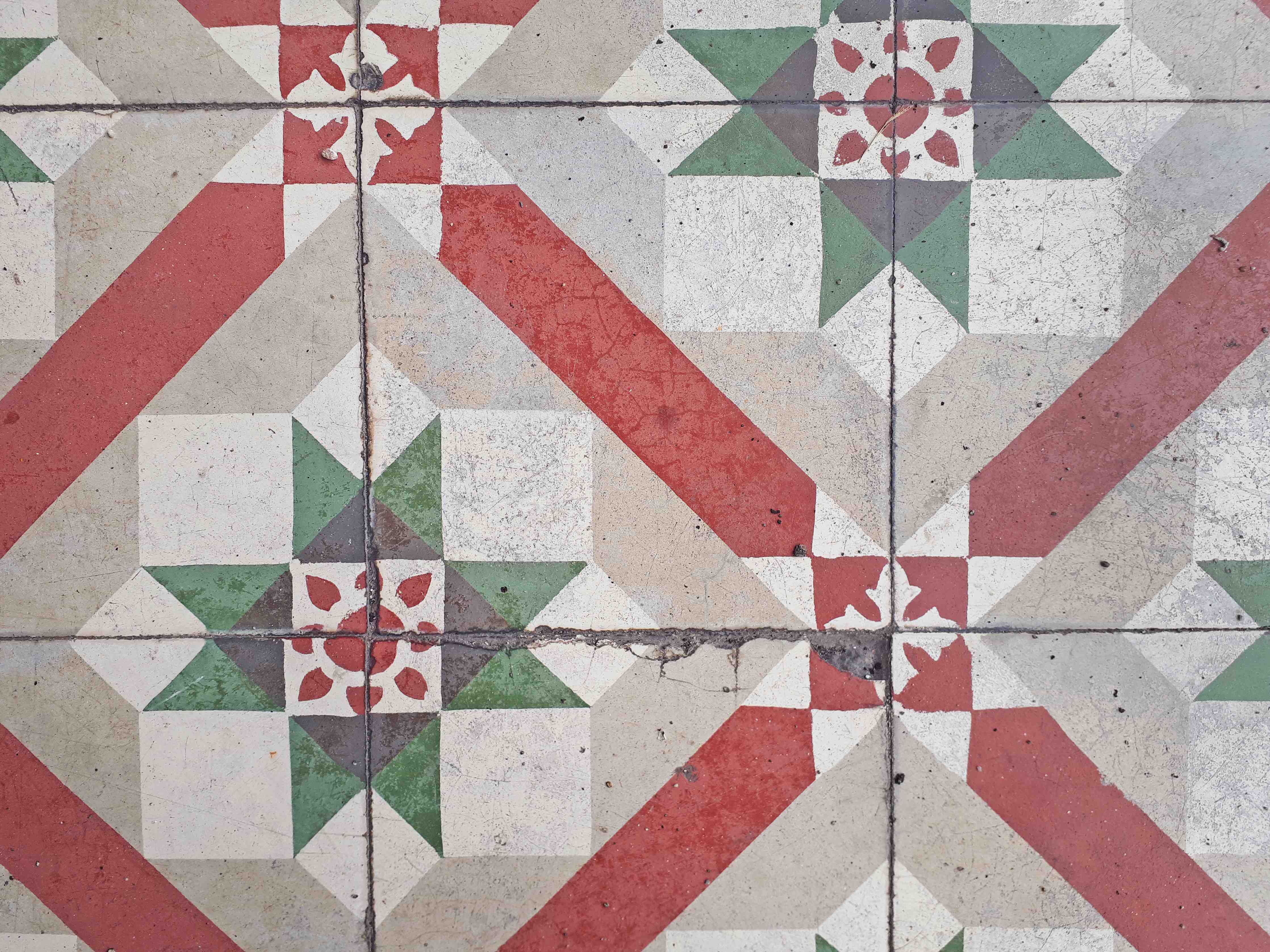 Wandverkleidung Bad-Vintage-Fliesenmuster mit rotem, grünem und beige Farbton