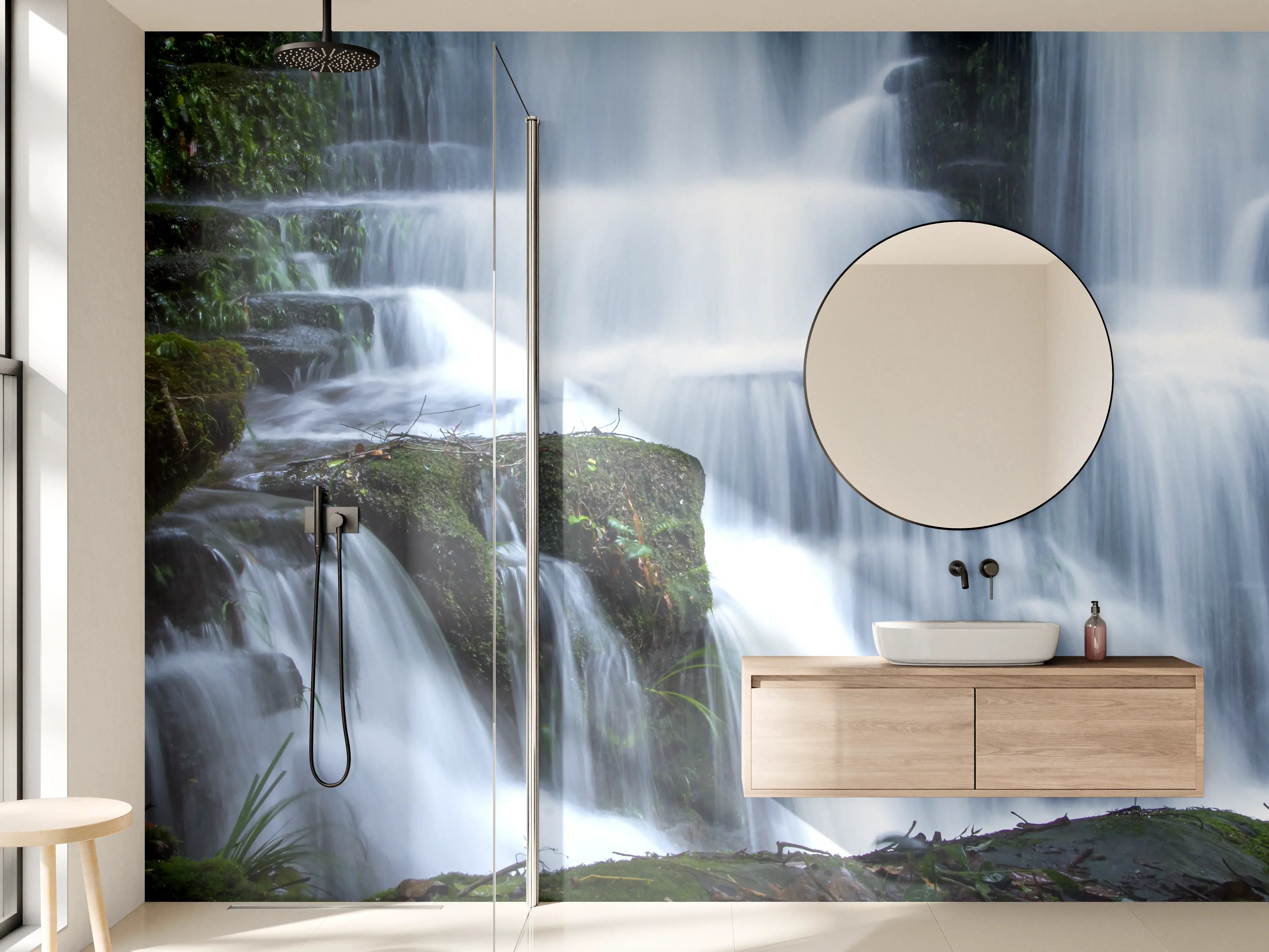 Wandverkleidung Bad - Wasserfall im Wald mit Felsen