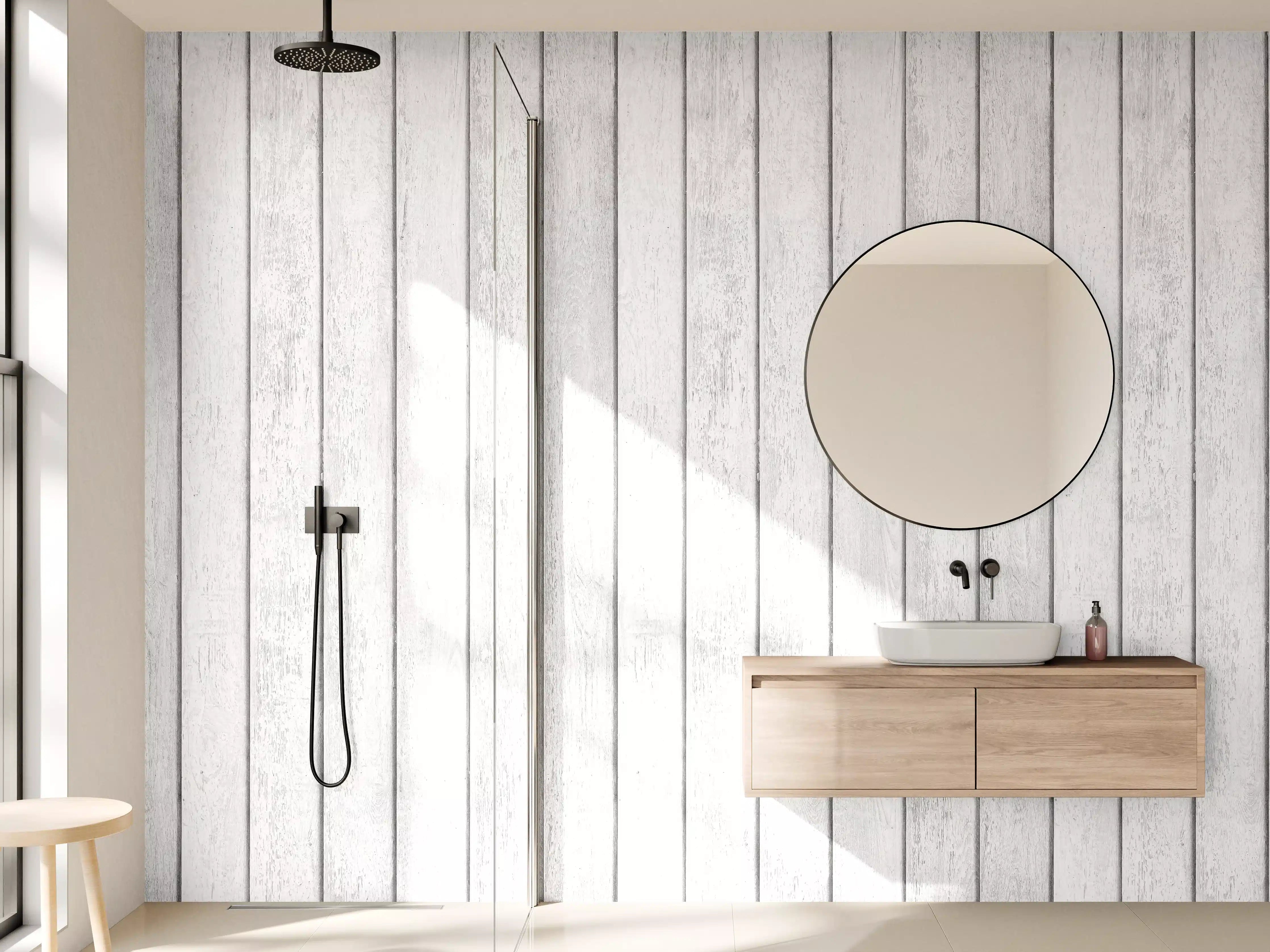 Wandverkleidung Bad - Weiß-graue Holzoptik in Längsrichtung