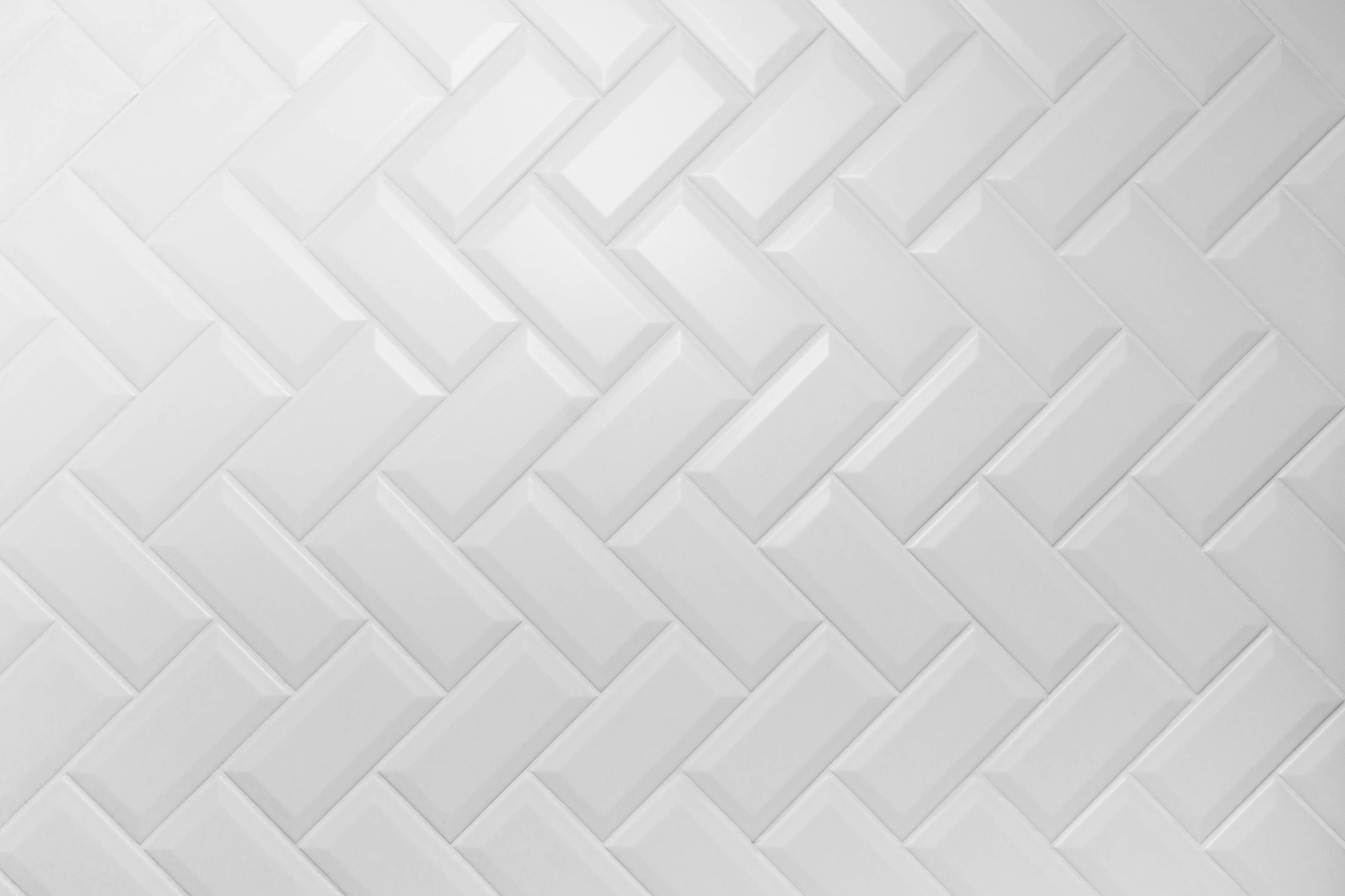 Wandverkleidung Bad-Weiß, gräuliche Keramikfliesen