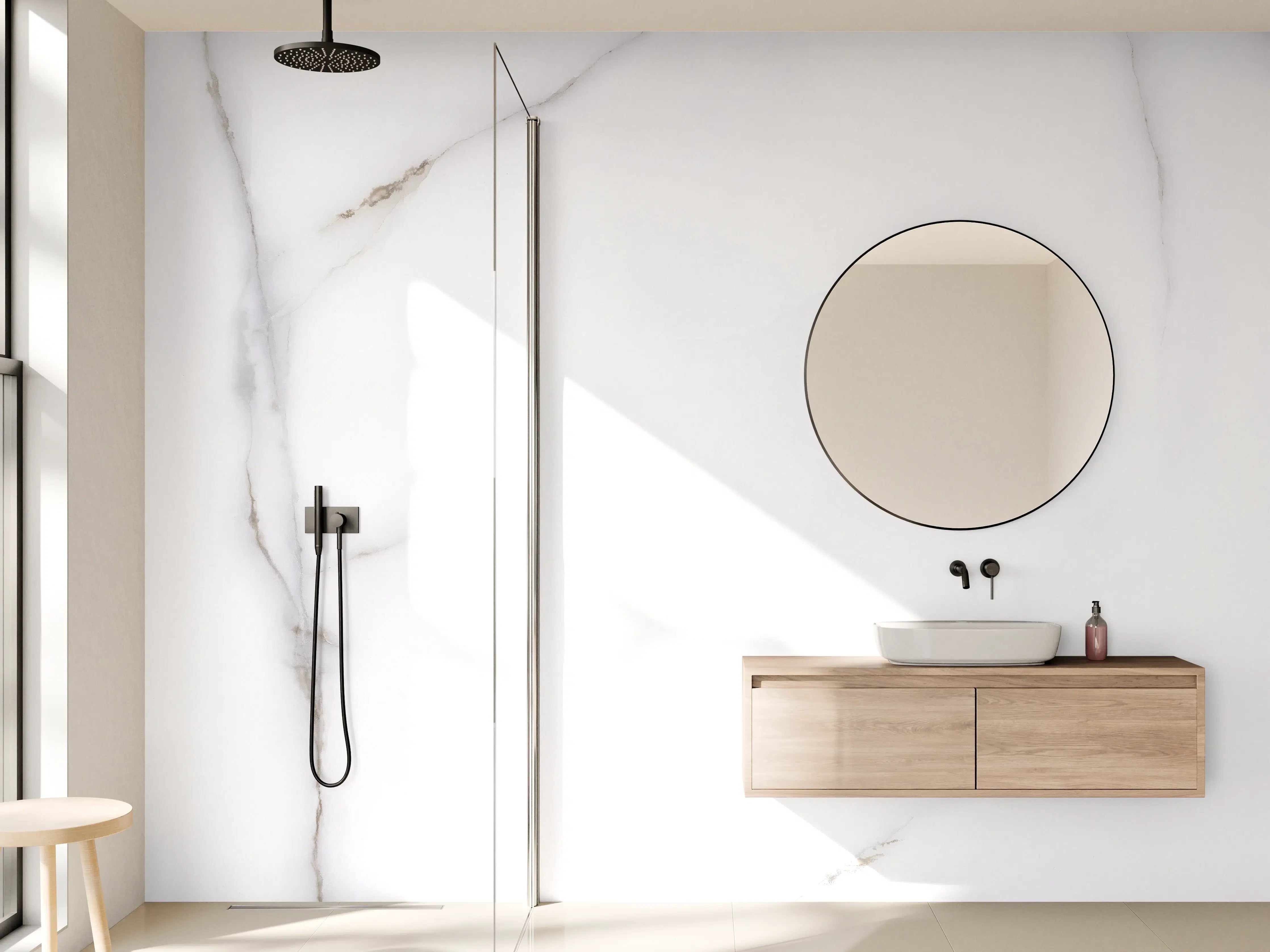 Wandverkleidung Bad - Weiße Marmor-Optik mit feinen Gold- und Brauntönen