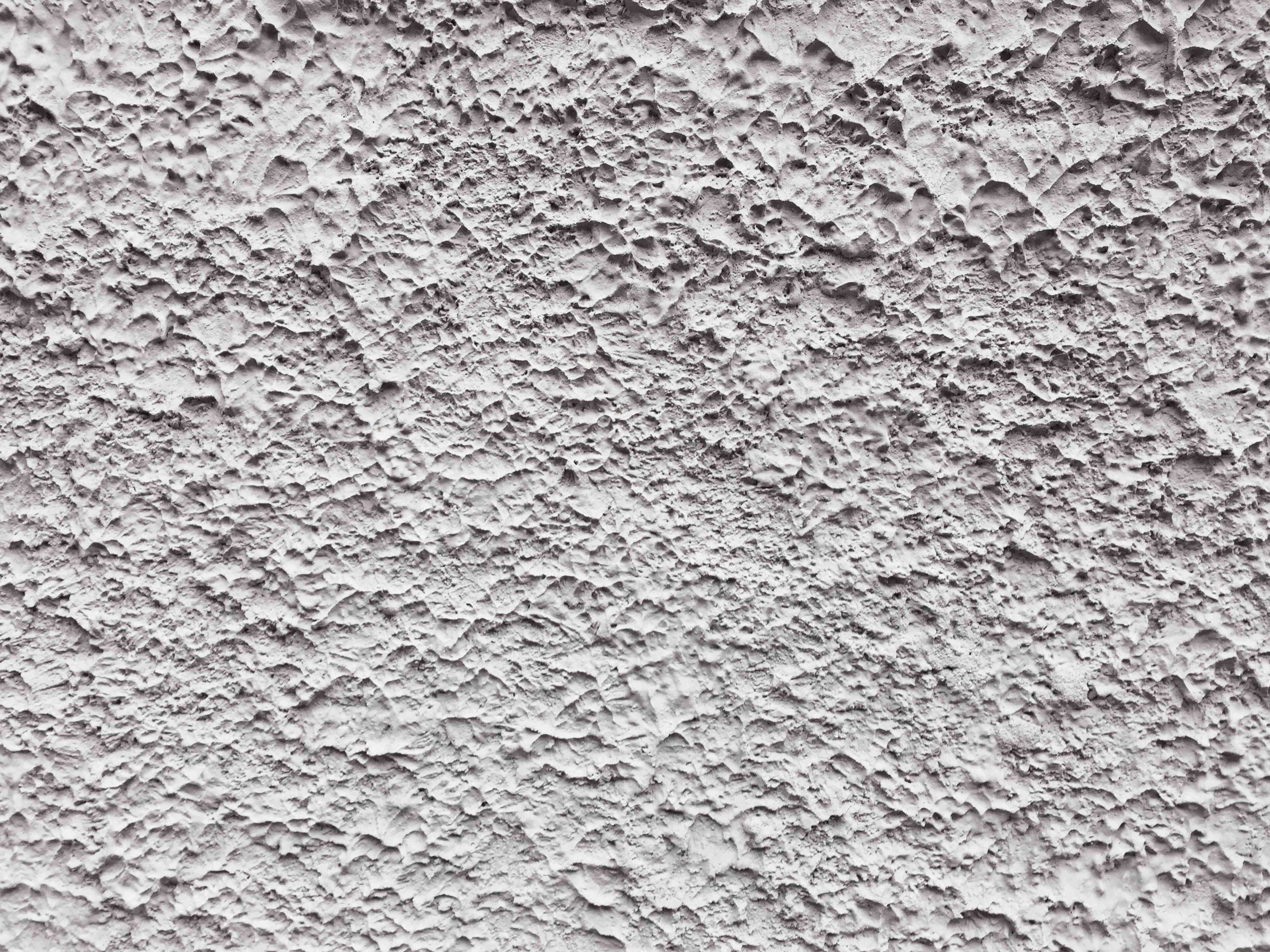 Wandverkleidung Bad-Weiße Putzwand mit strukturierter Oberfläche