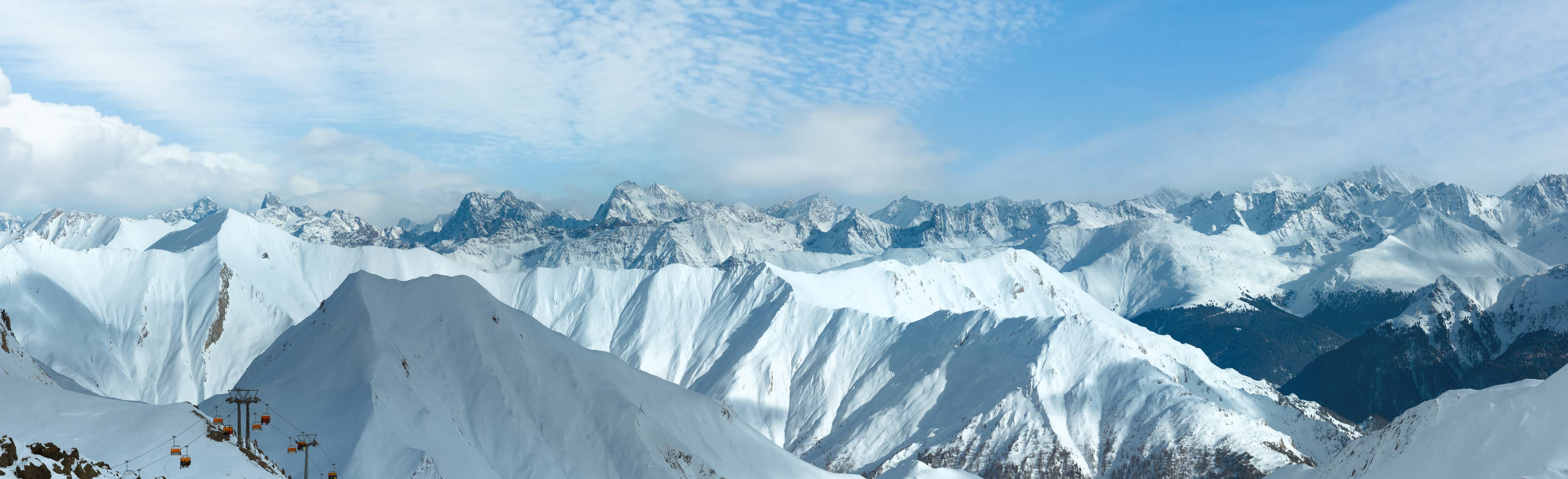 Wandverkleidung Bad-Weitblick auf verschneite Berggipfel