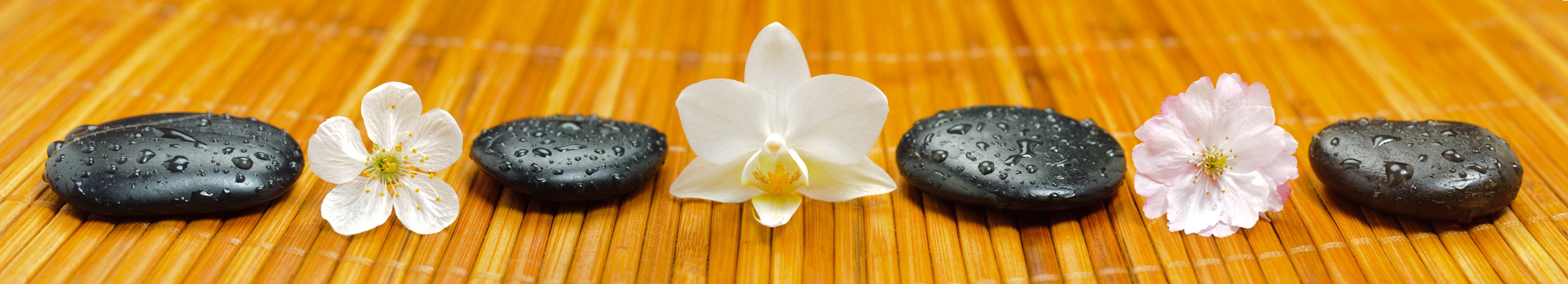 Wandverkleidung Bad-Wellness-Steine mit Blüten auf Bambusmatte