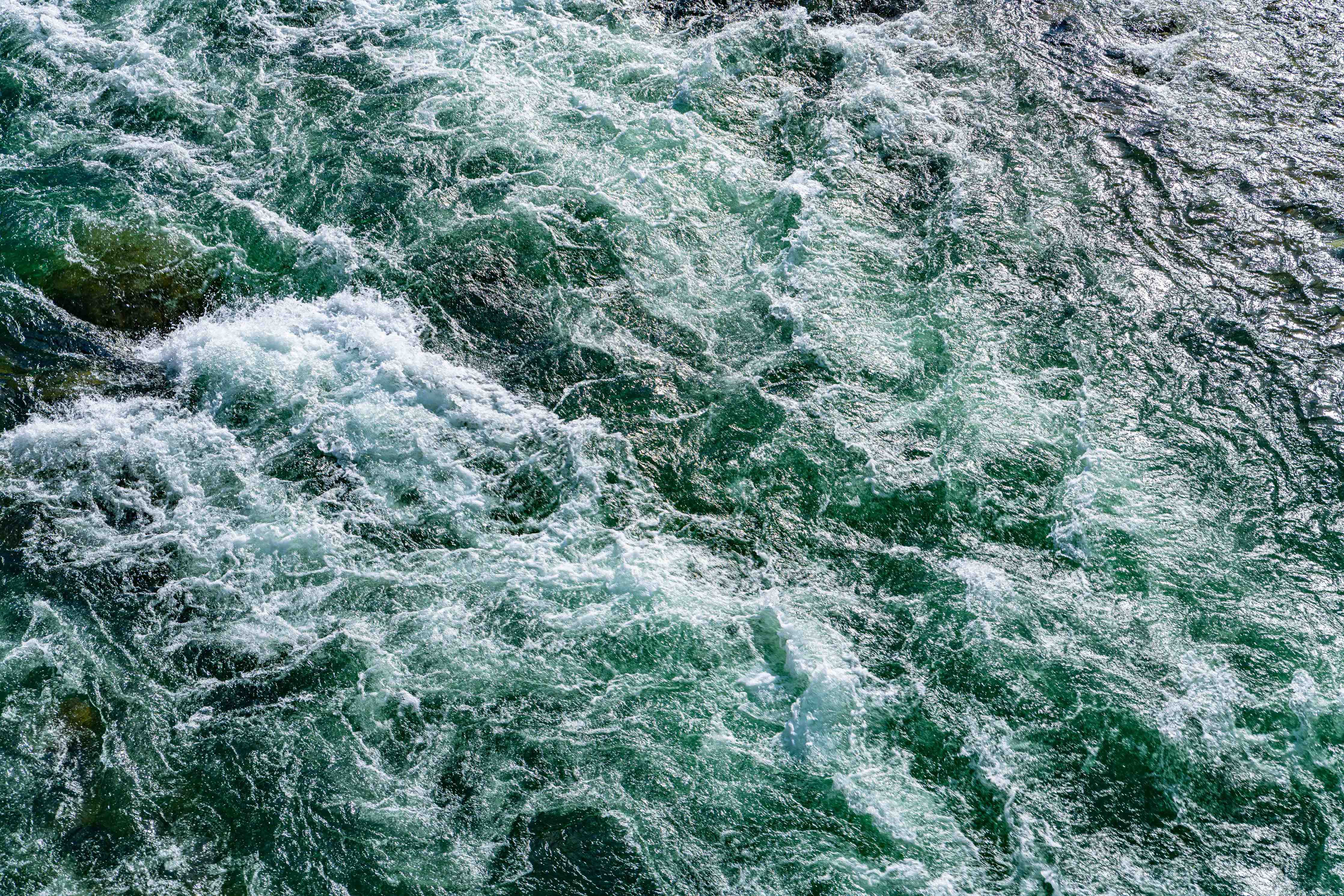 Wandverkleidung Bad-Wildes Wasser in Bewegung