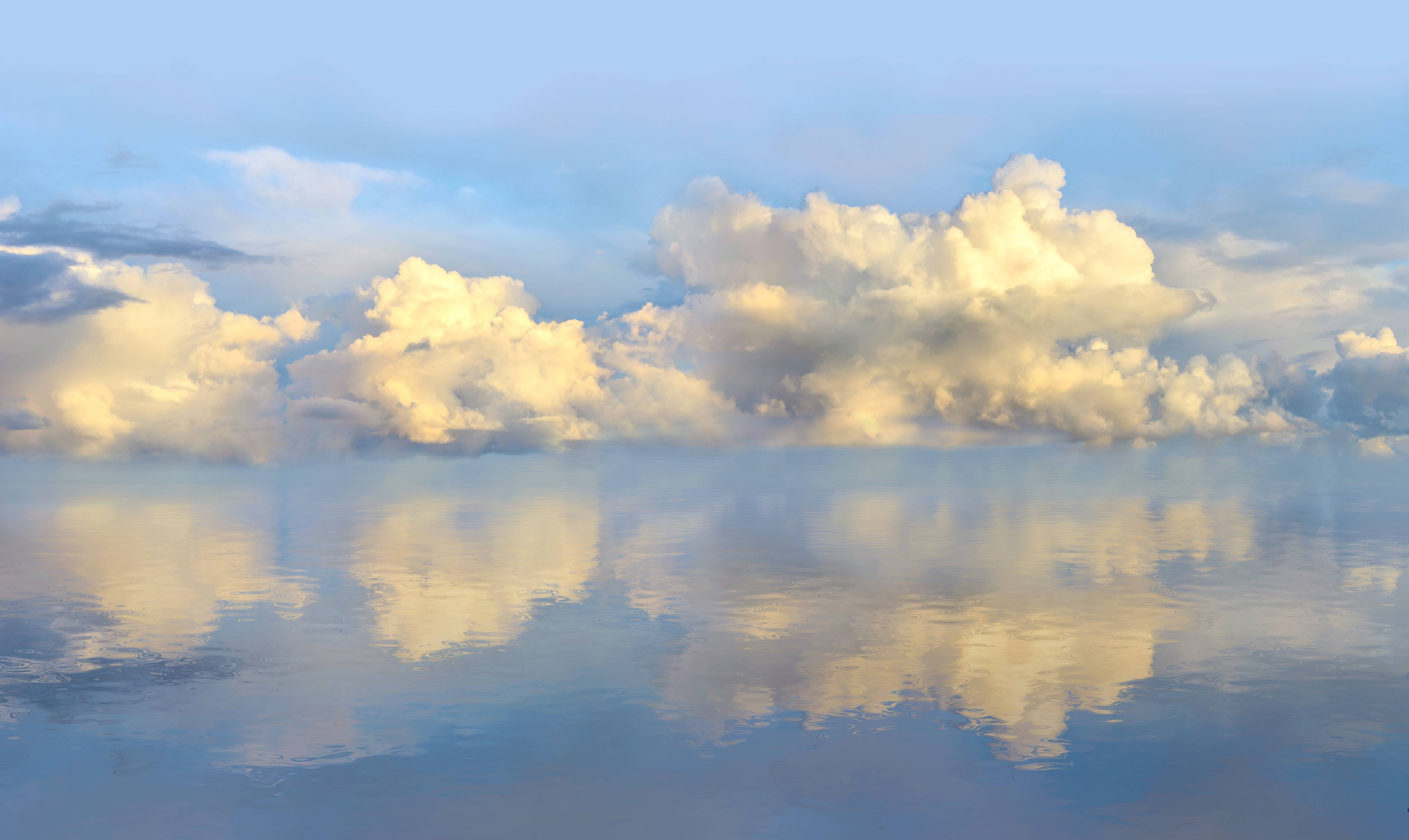 Wandverkleidung Bad-Wolkenmeer mit spiegelnder Wasseroberfläche