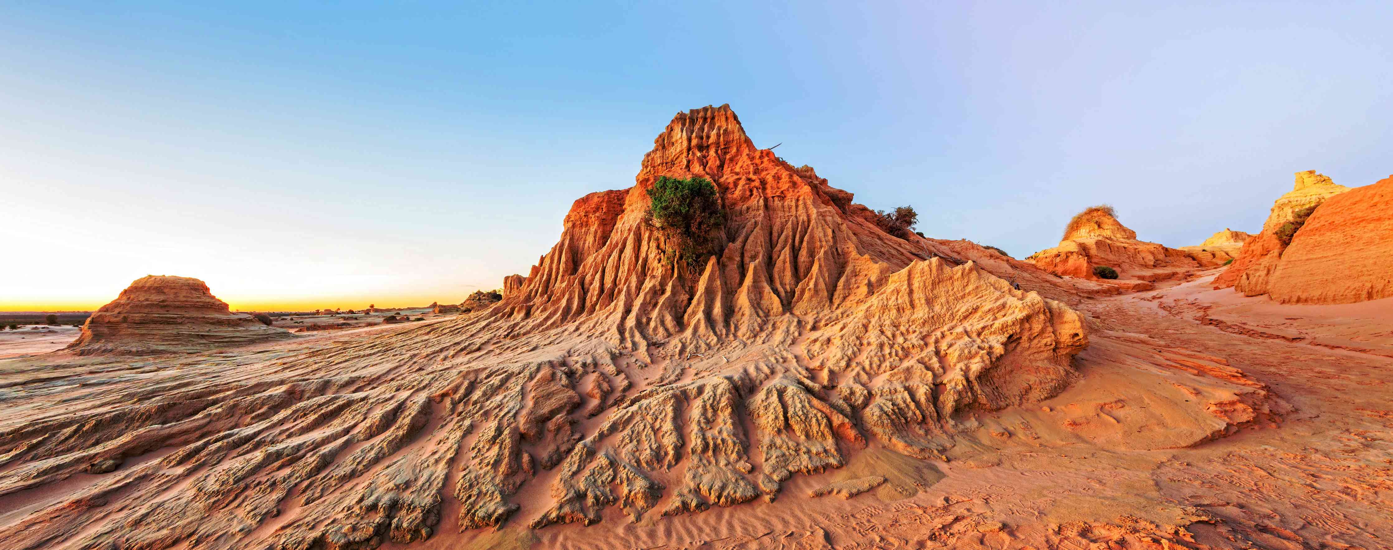 Wandverkleidung Bad-Wüstenlandschaft mit roten Felsen und Erosionsstrukturen