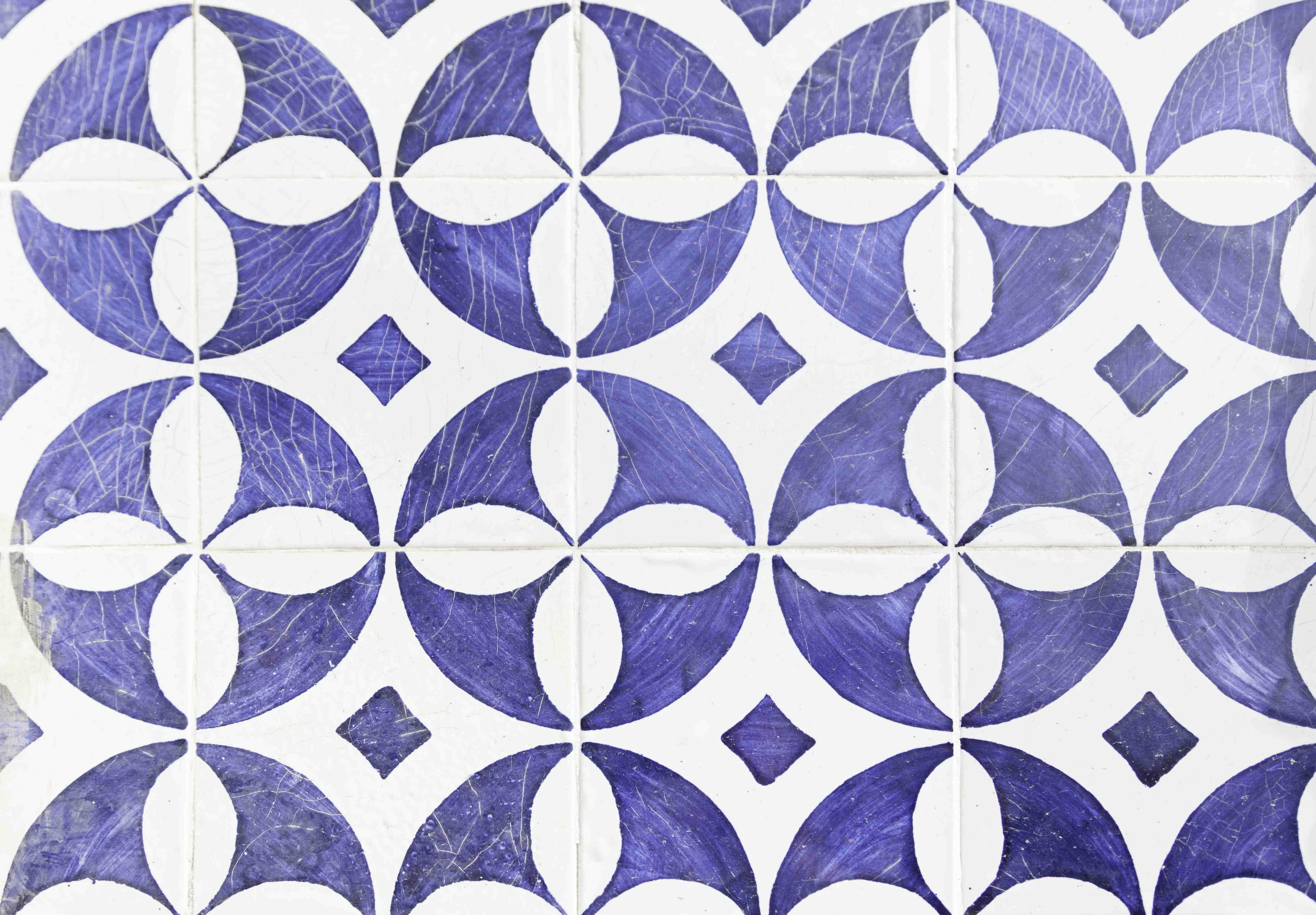 Wandverkleidung Bad-Zarte Graufliesen mit geometrischem Muster