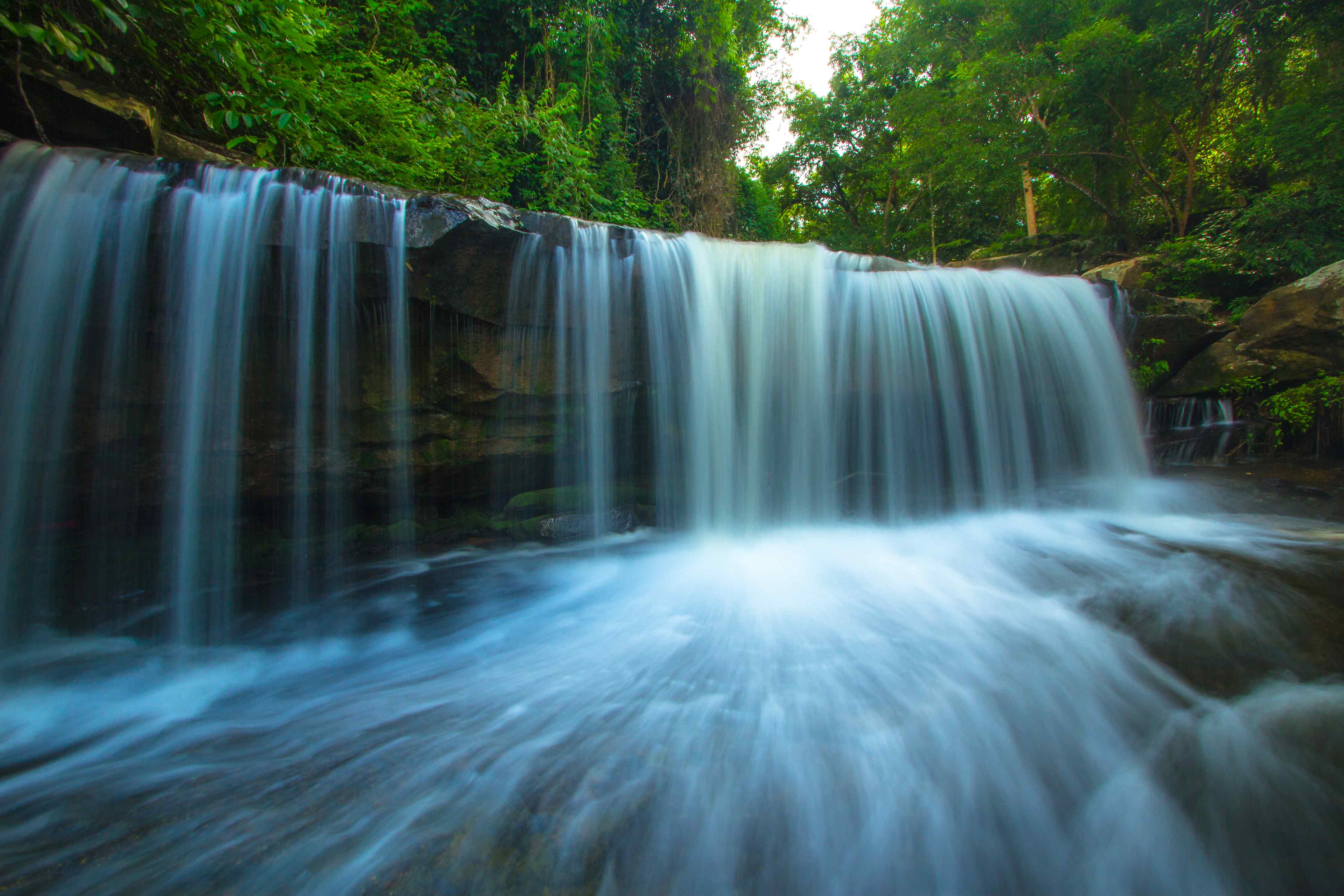 Wandverkleidung Bad-Zarter Grauwasserfall im Grünen
