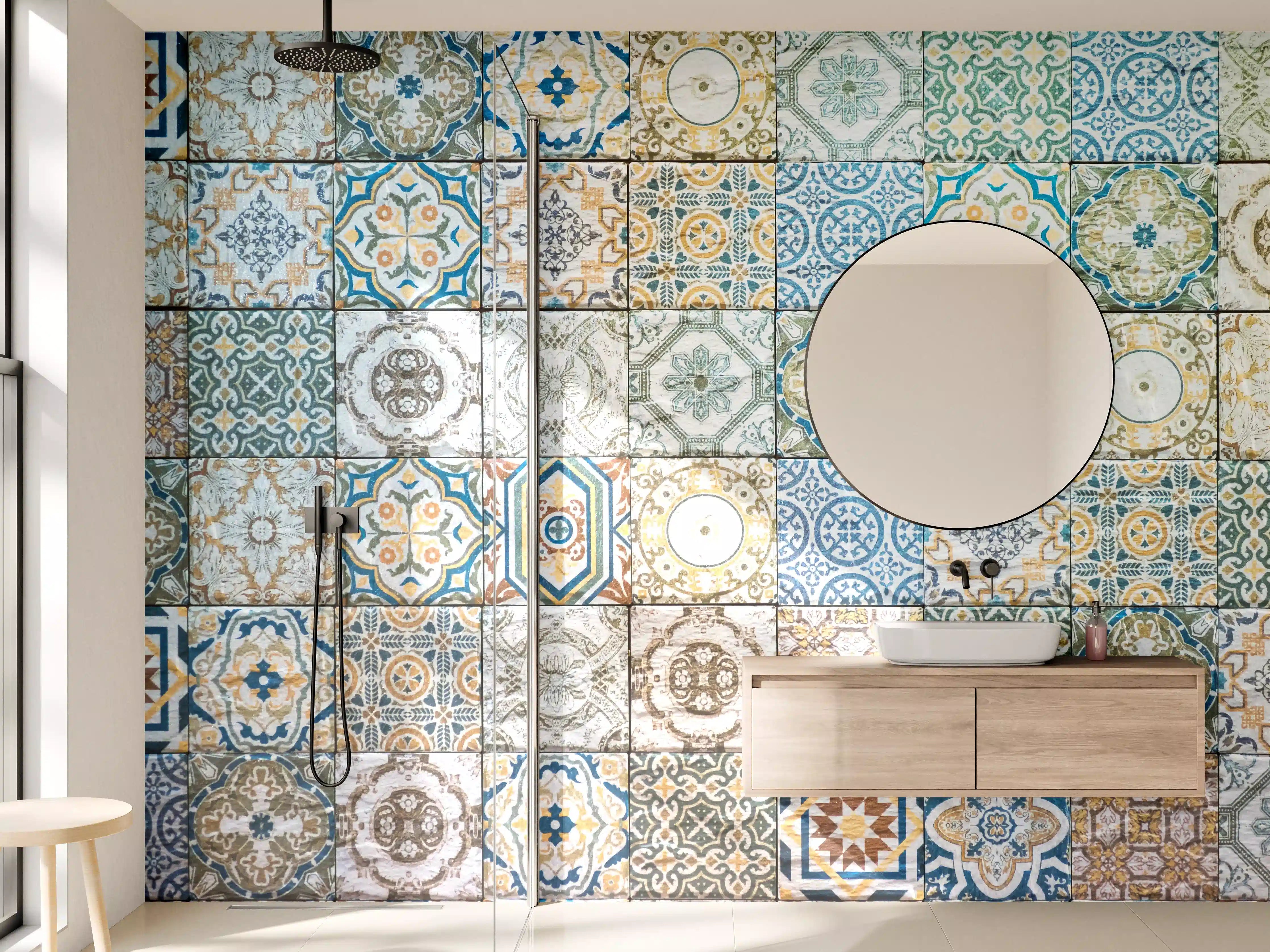 Wandverkleidung Bad - buntes Mosaik im spanischen Stil