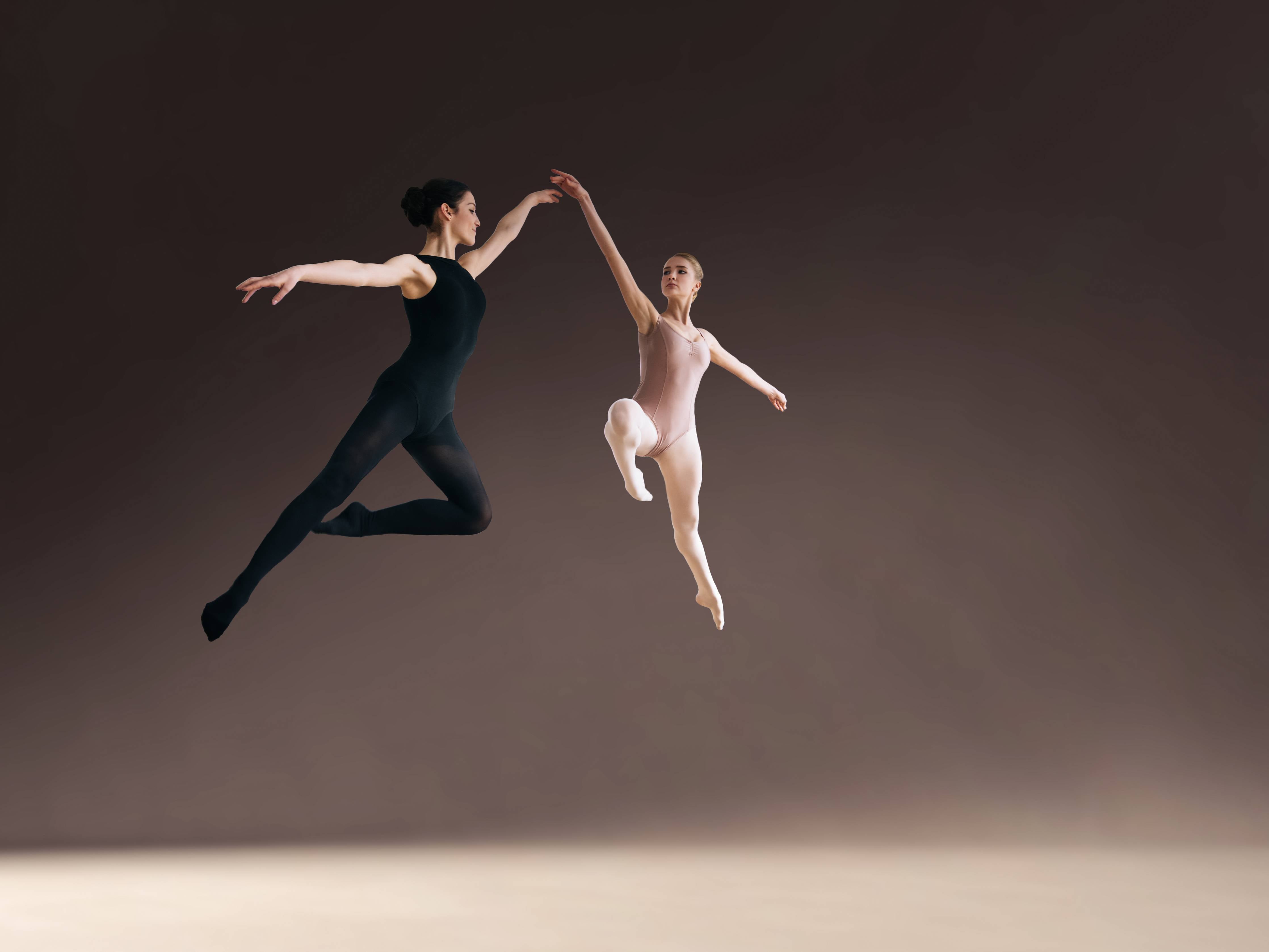 Wandverkleidung Bad-zwei Balletttänzerinnen hoch in der Luft