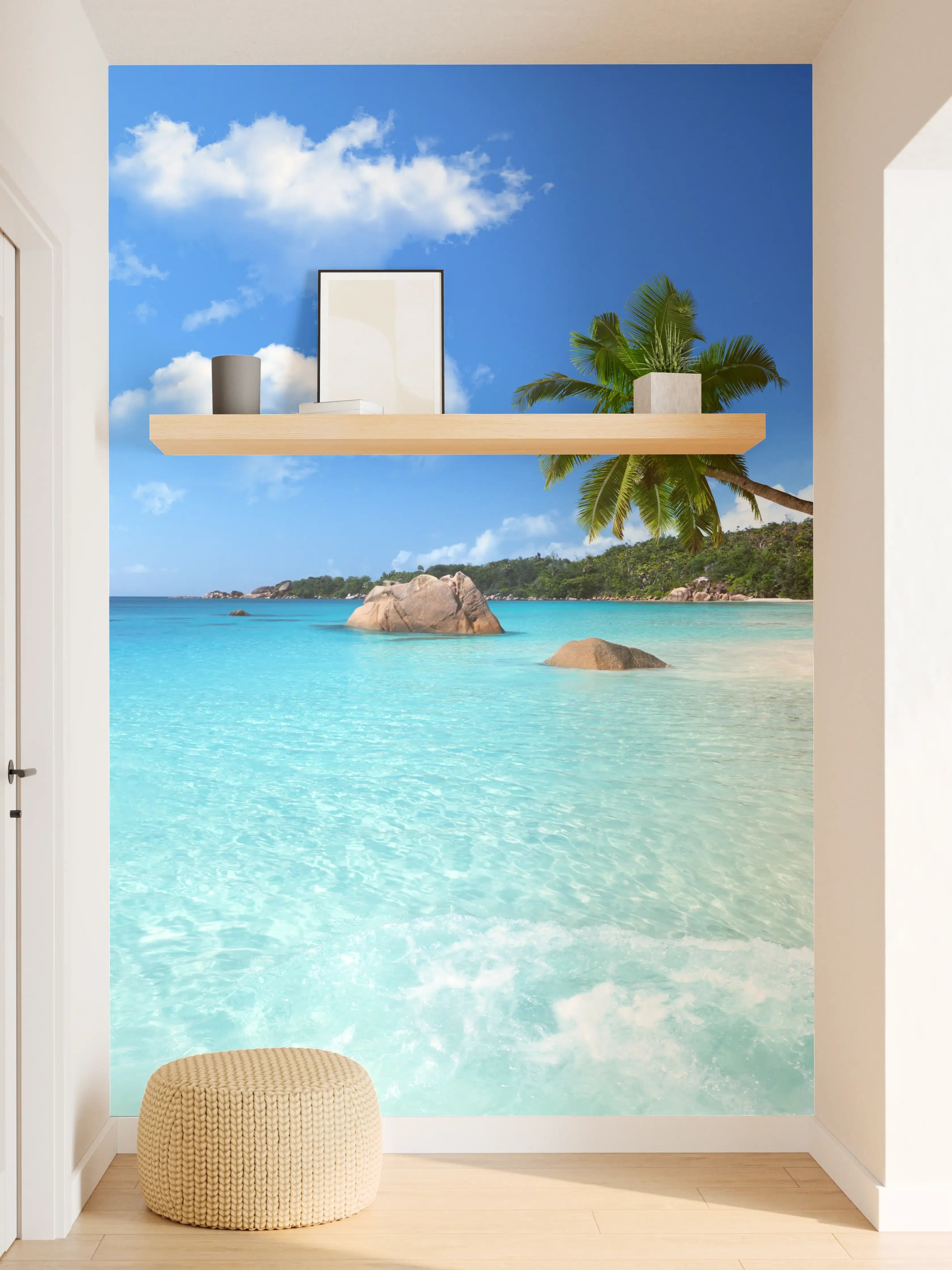 Wandverkleidung Flur - Azurblauer Strand mit Palmen und Grau-Weißen Akzenten