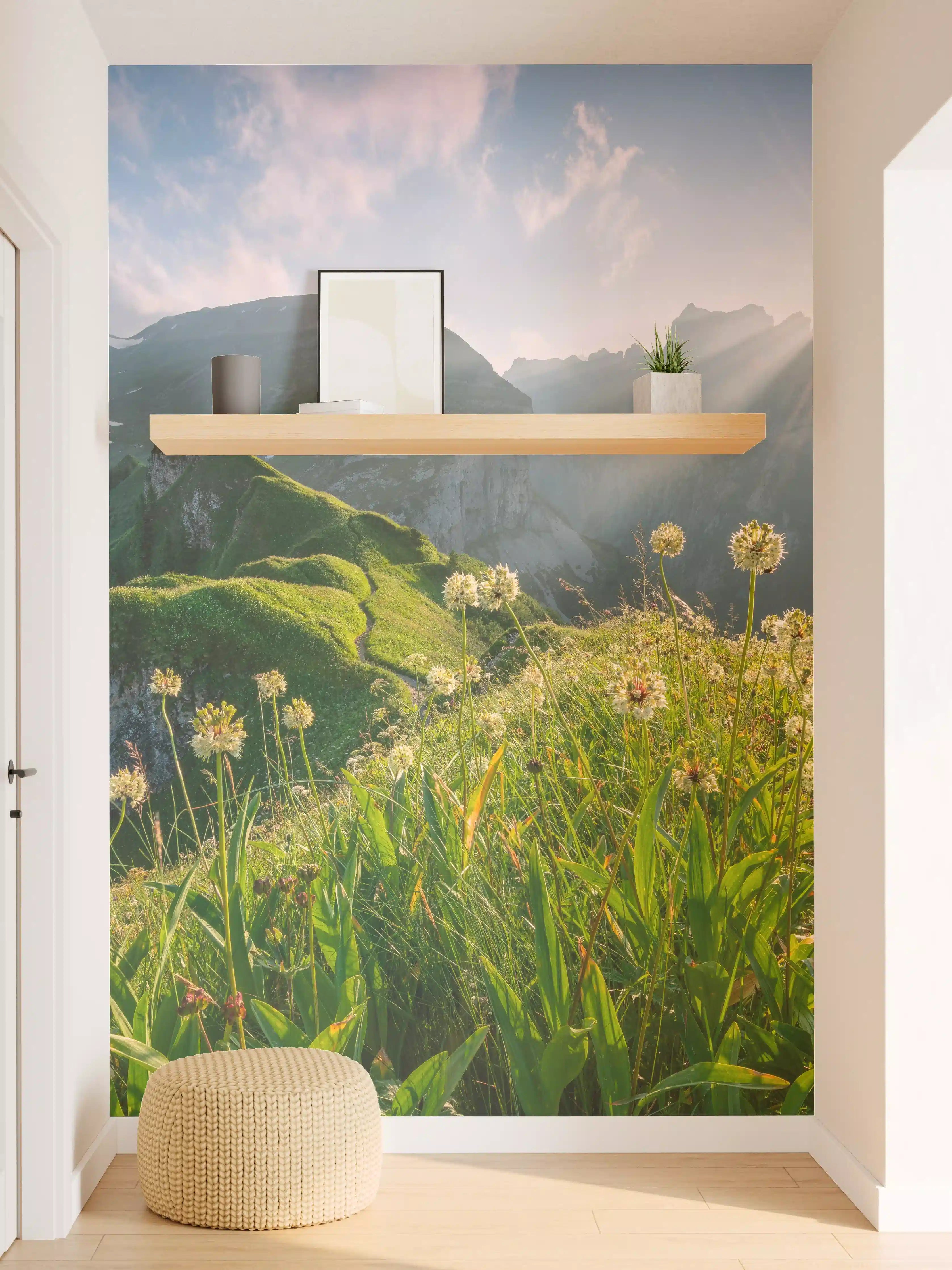 Wandverkleidung Flur - Berglandschaft bei Sonnenaufgang mit Blumen im Vordergrund