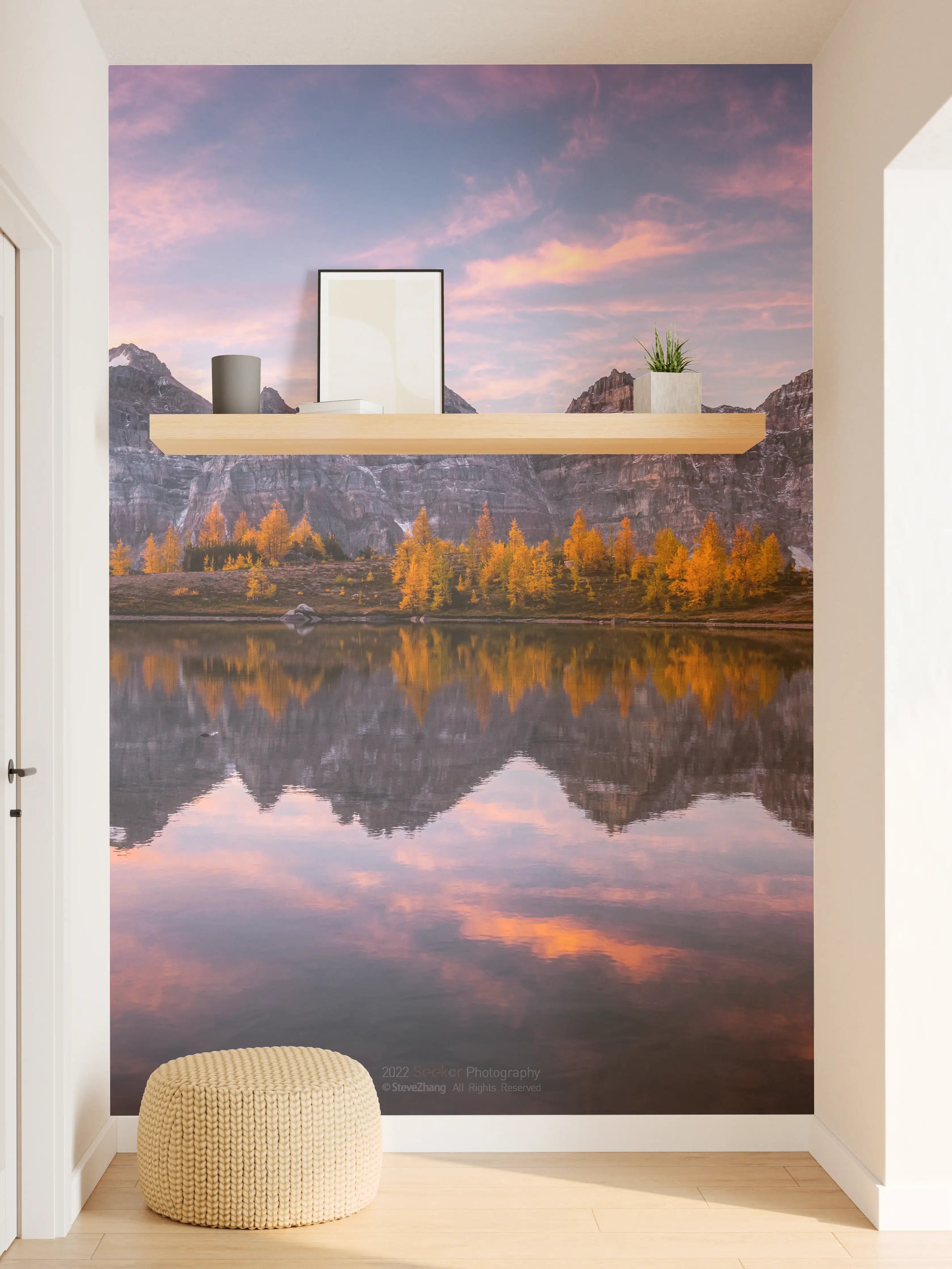 Wandverkleidung Flur - Berglandschaft mit Spiegelung im Wasser bei Sonnenuntergang