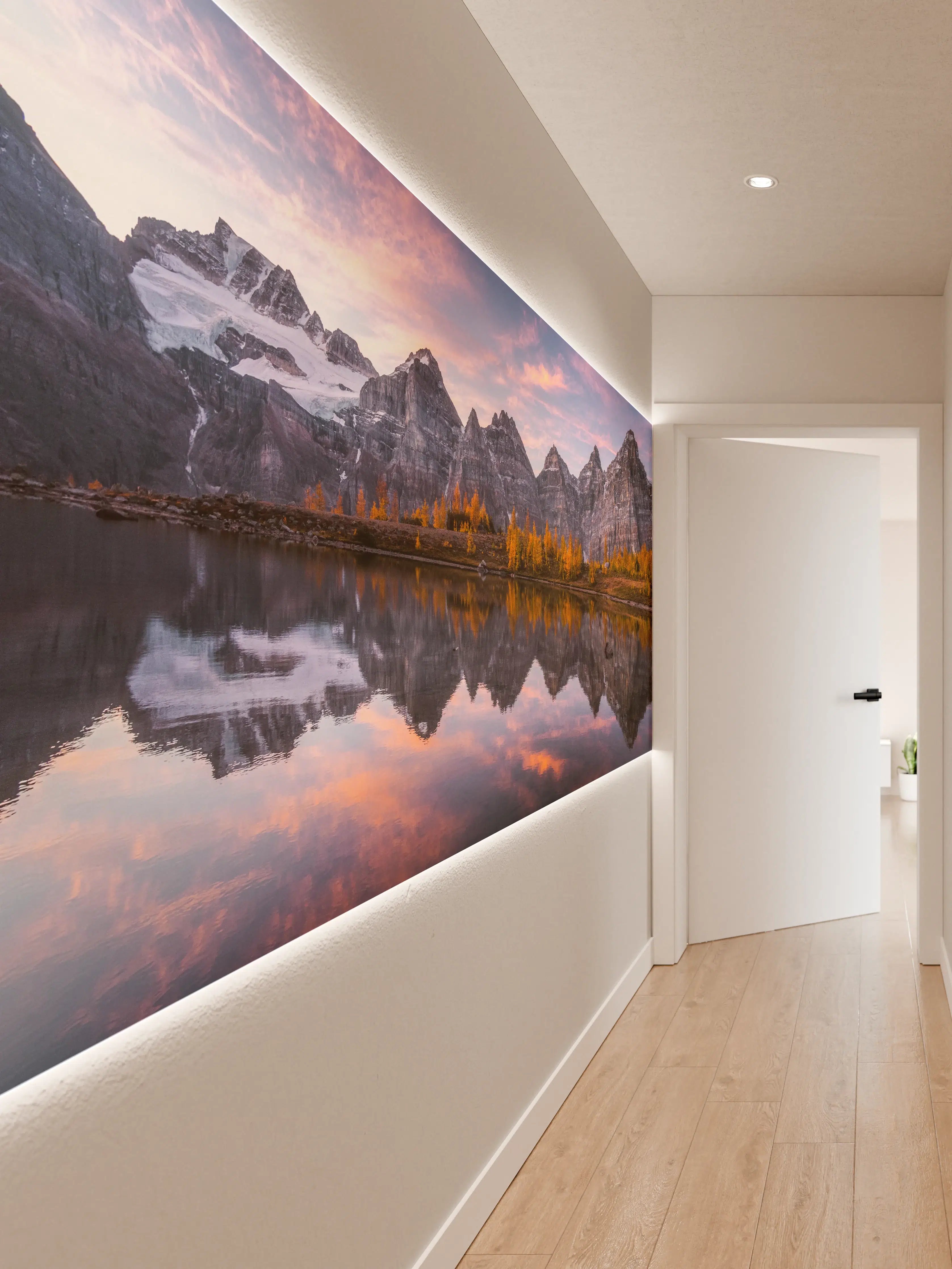 Wandverkleidung Flur - Berglandschaft mit Spiegelung im Wasser bei Sonnenuntergang