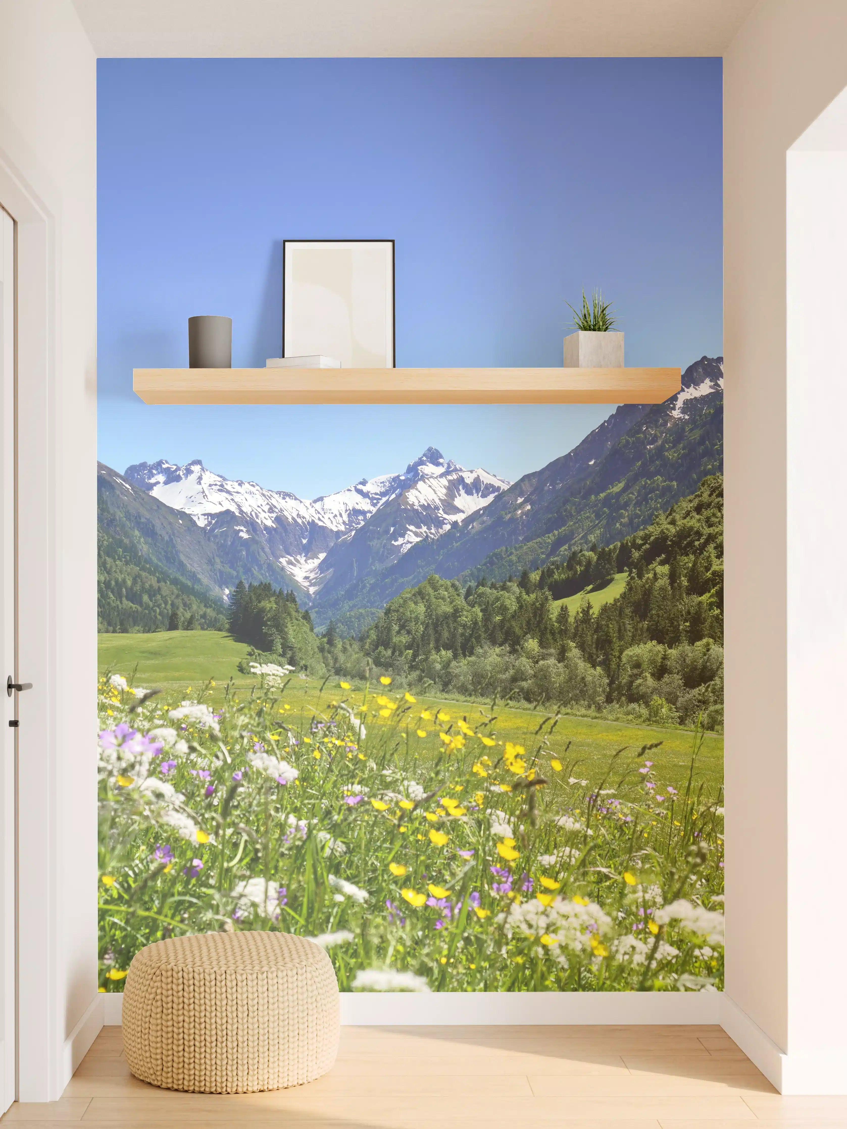Wandverkleidung Flur - Bergpanorama mit Blumenwiese unter klarem Himmel
