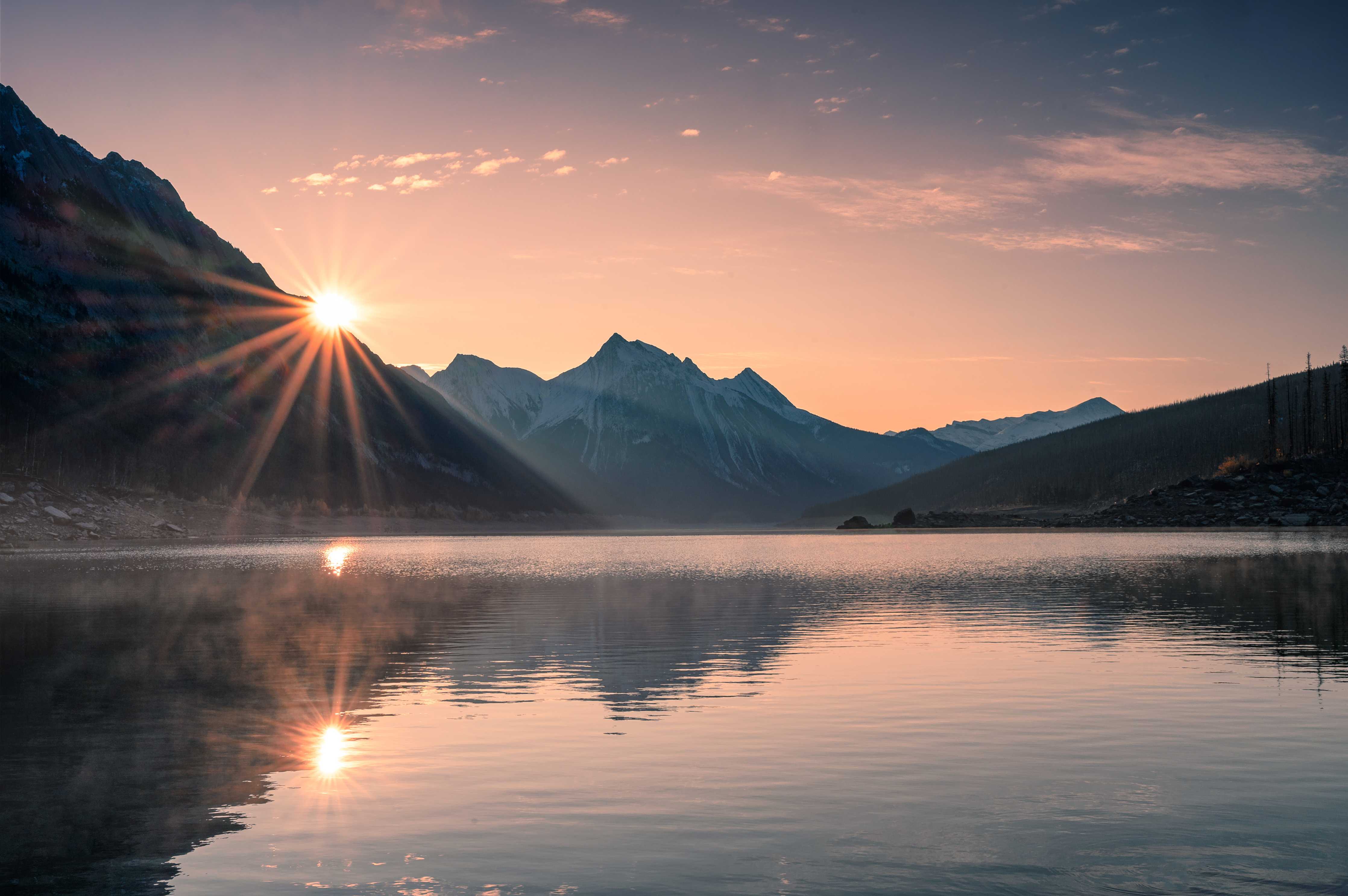 Wandverkleidung Flur-Bergsee bei Sonnenaufgang mit majestätischen Gipfeln