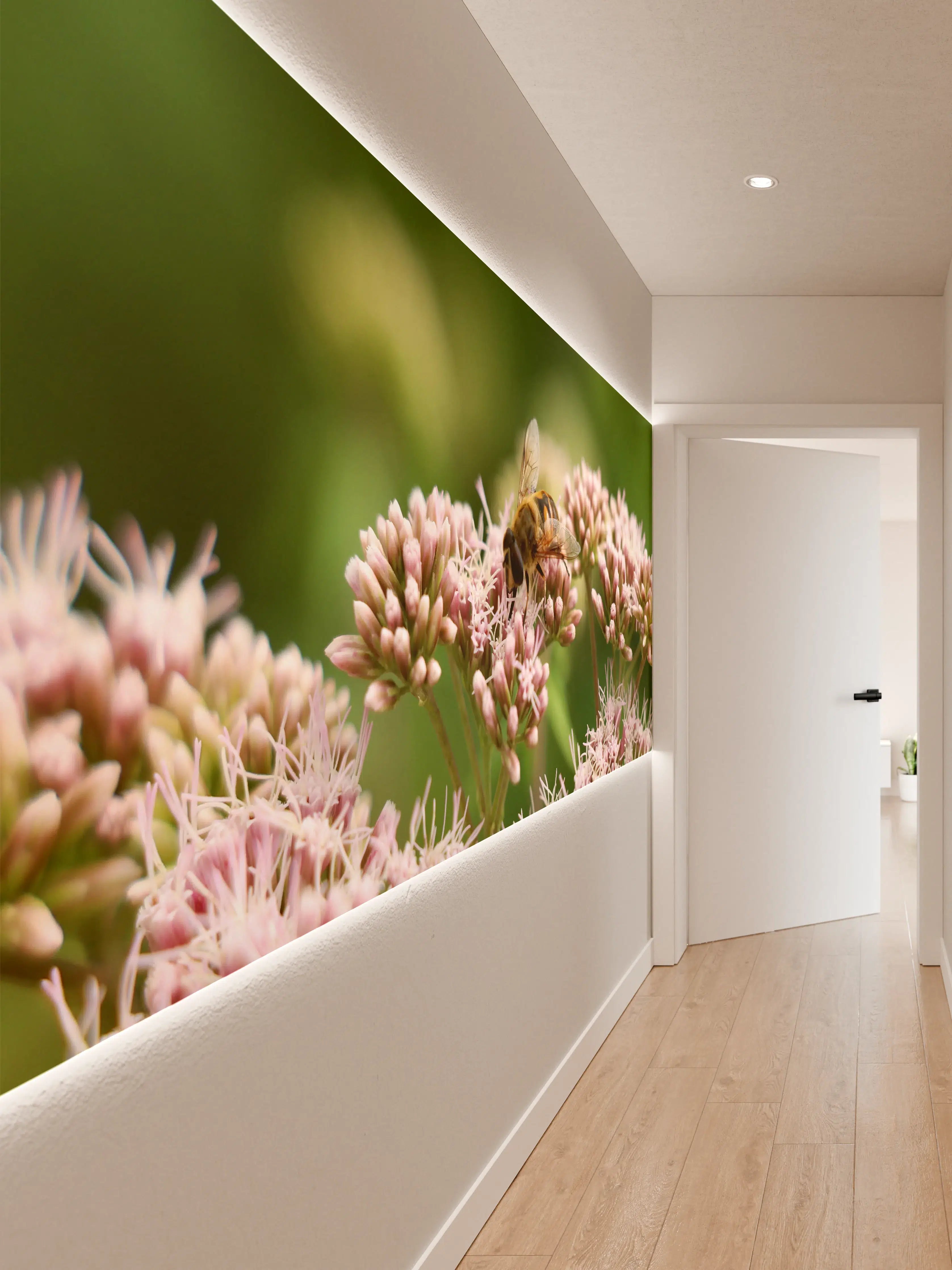 Wandverkleidung Flur - Biene auf Rosa Blüten Makro