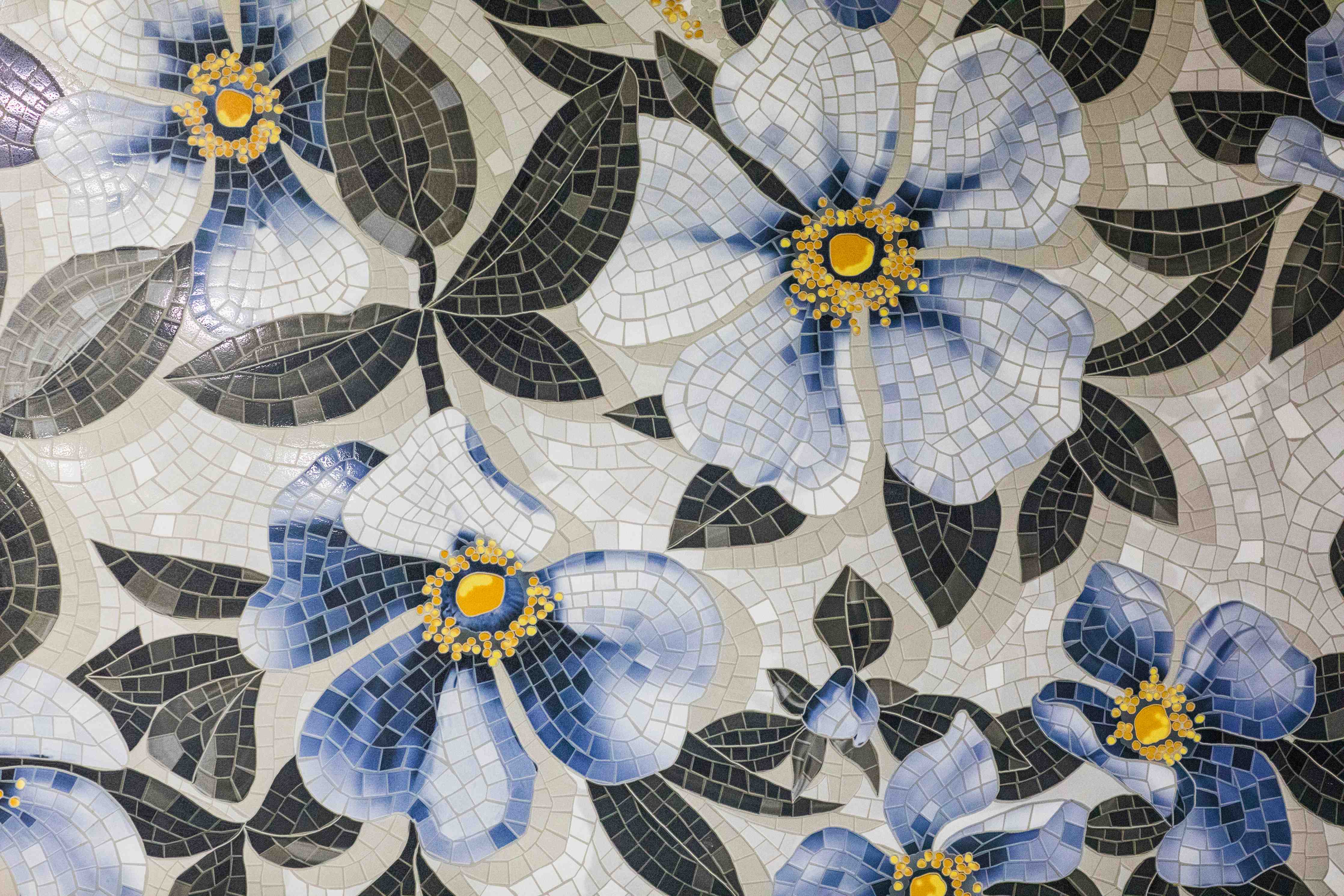 Wandverkleidung Flur-Blumenmosaik in Blautönen