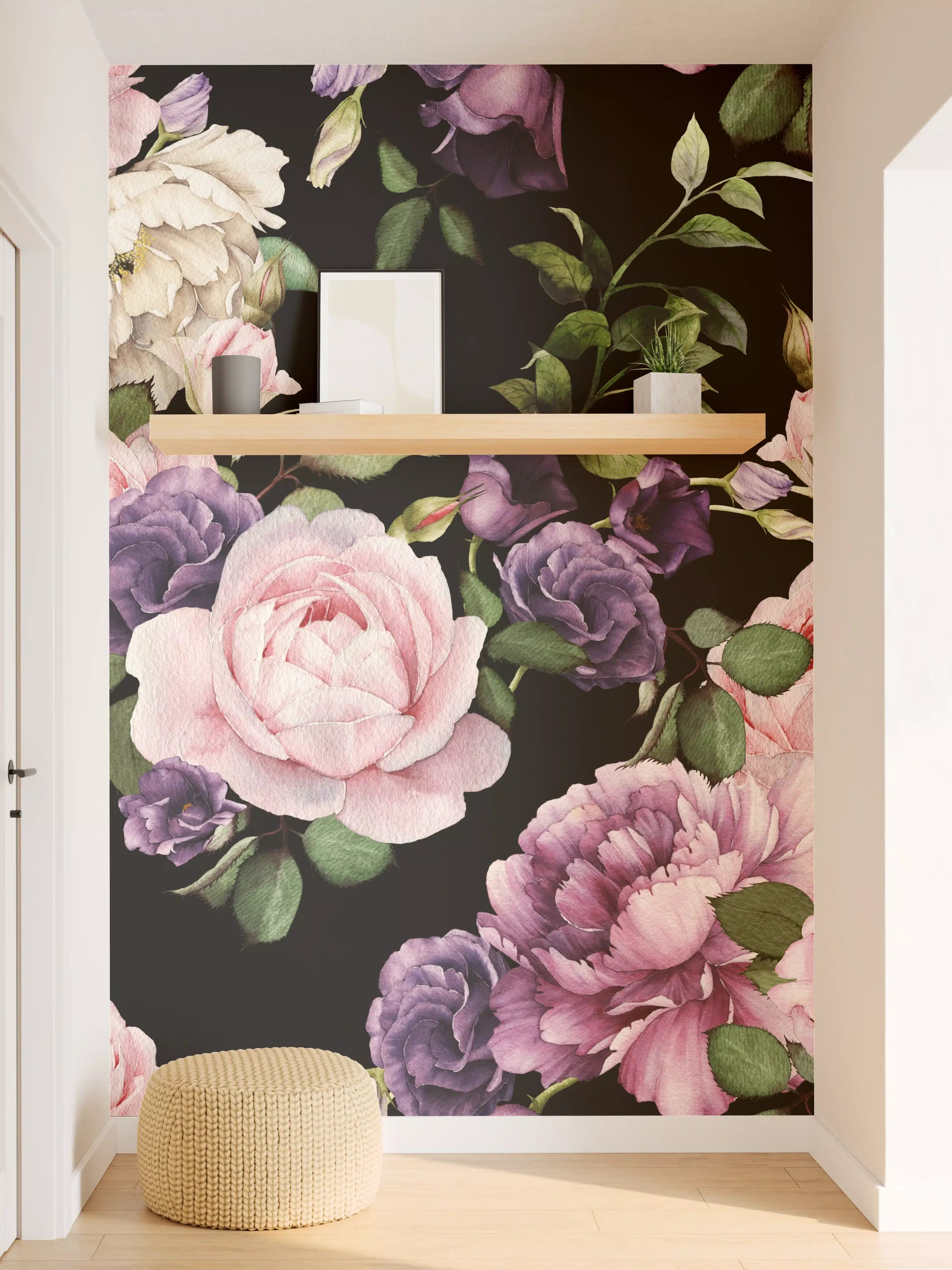 Wandverkleidung Flur - Blumenmotive auf schwarzem Hintergrund