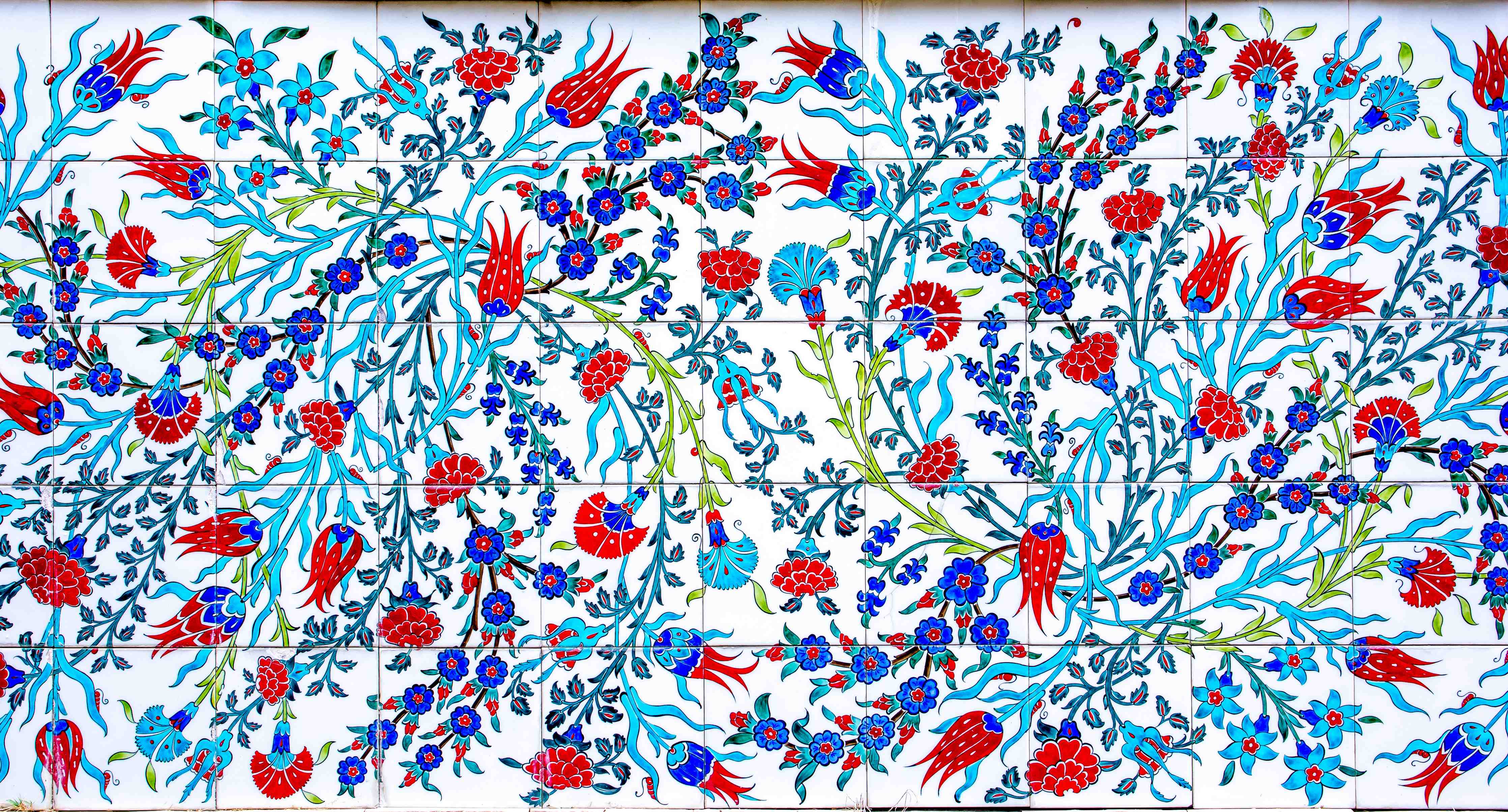 Wandverkleidung Flur-Blumenmuster mit blauen, roten und grünen Akzenten