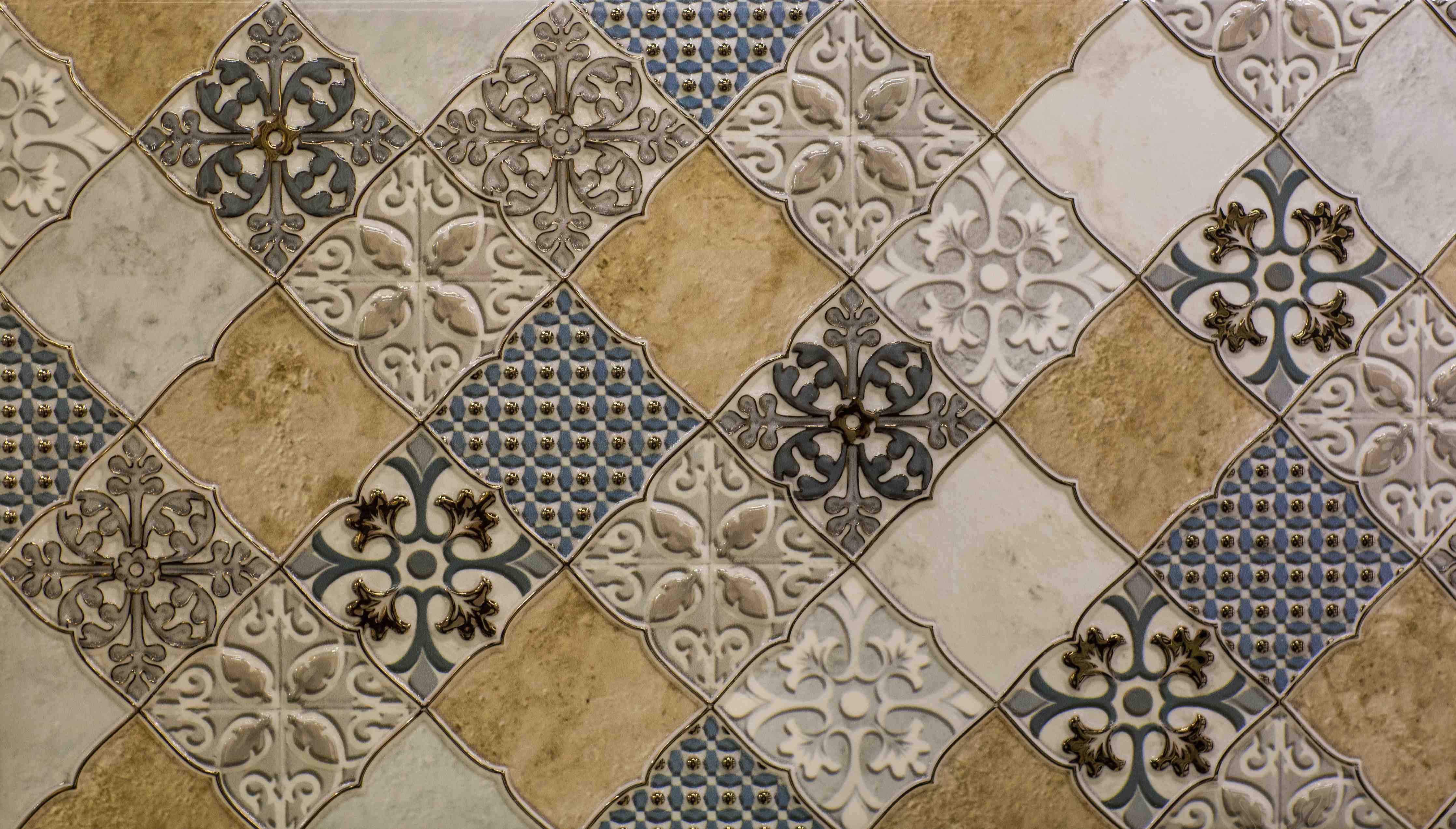 Wandverkleidung Flur-Bunte Fliesenmuster auf rustikalem Boden