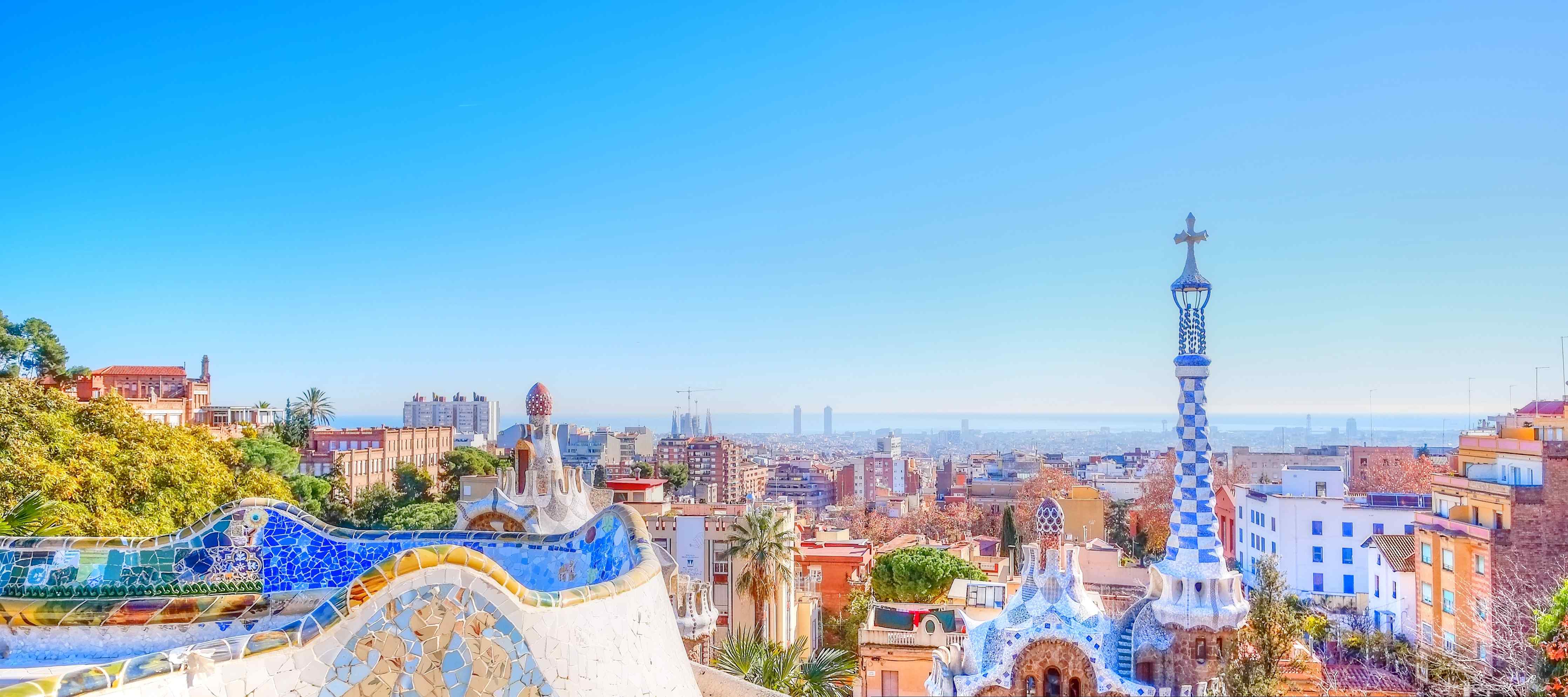 Wandverkleidung Flur-Bunte Skyline mit Gaudí-Architektur