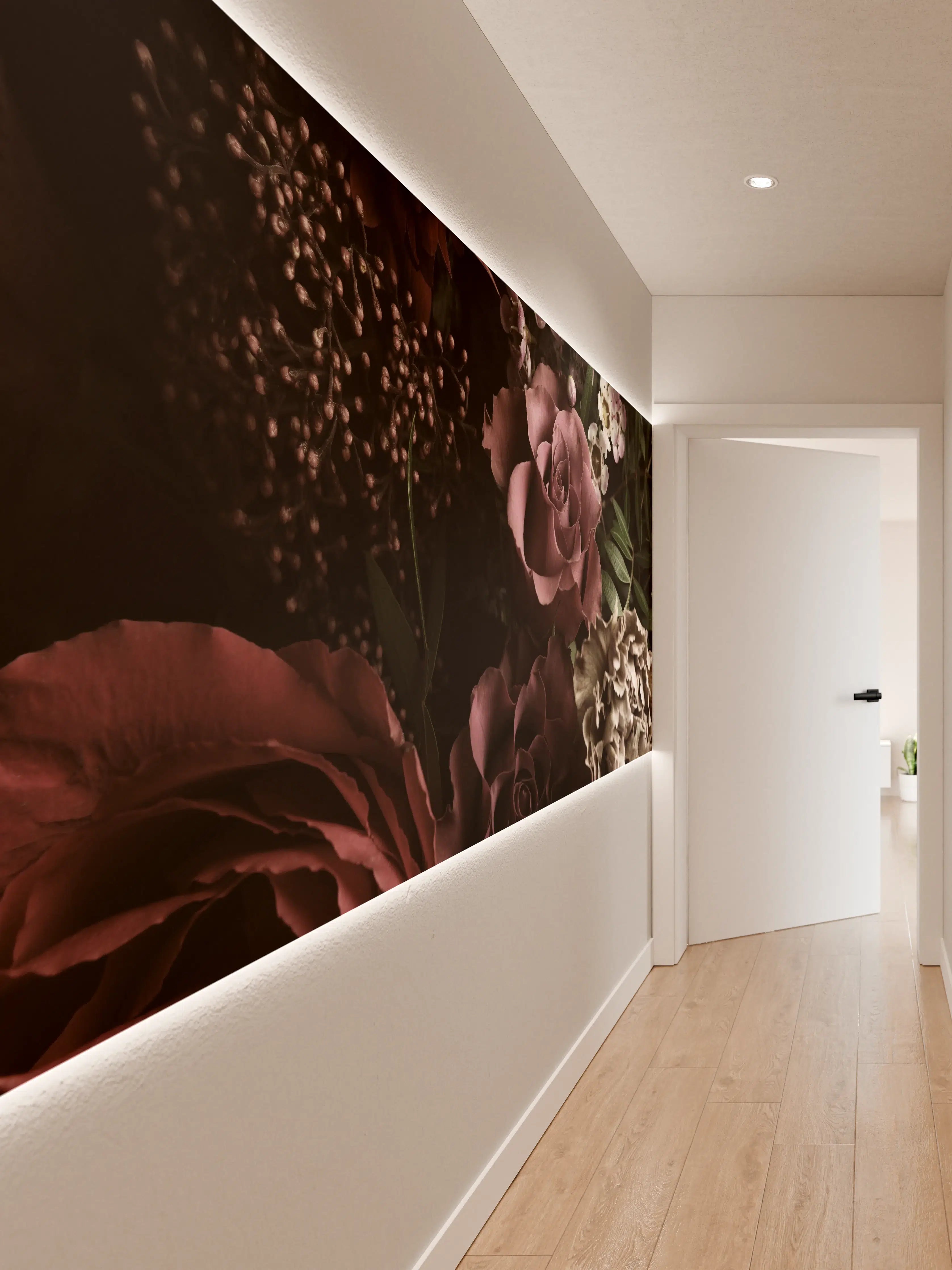 Wandverkleidung Flur - Elegante Blumenkomposition in dunkler Atmosphäre