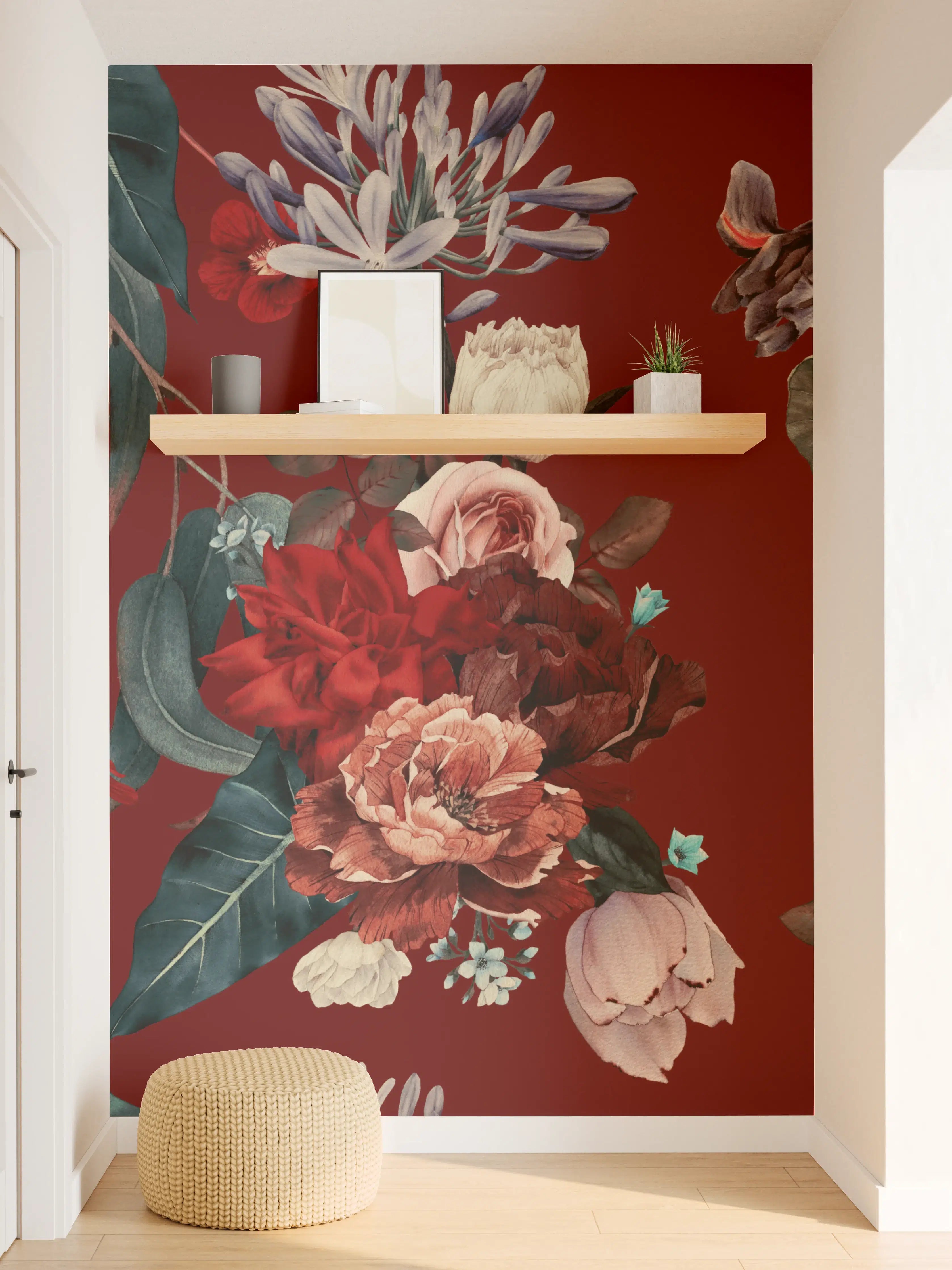 Wandverkleidung Flur - Elegante Blumenmuster auf rotem Hintergrund
