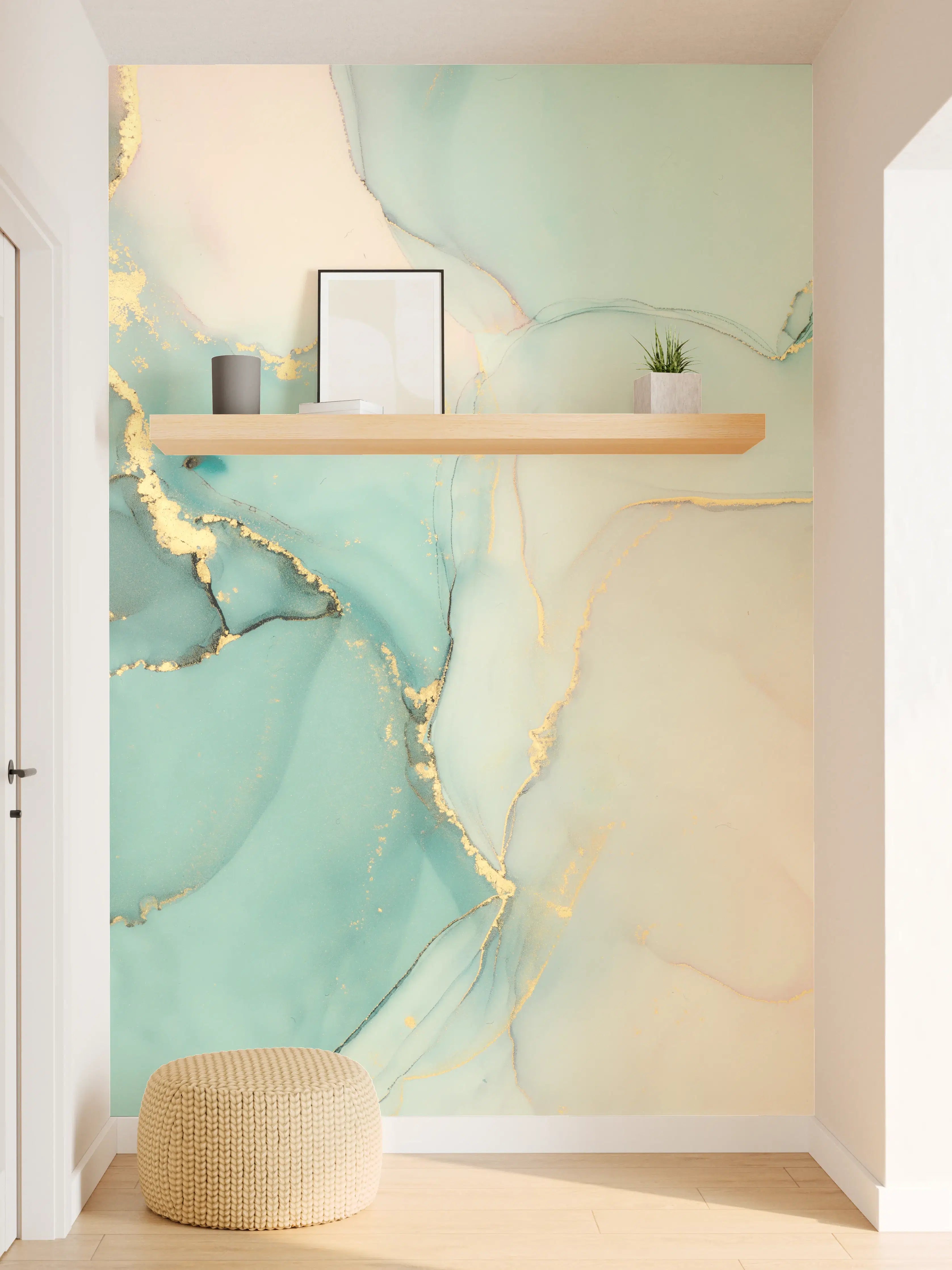 Wandverkleidung Flur - Elegantes Wasserfarben-Muster mit Goldakzenten