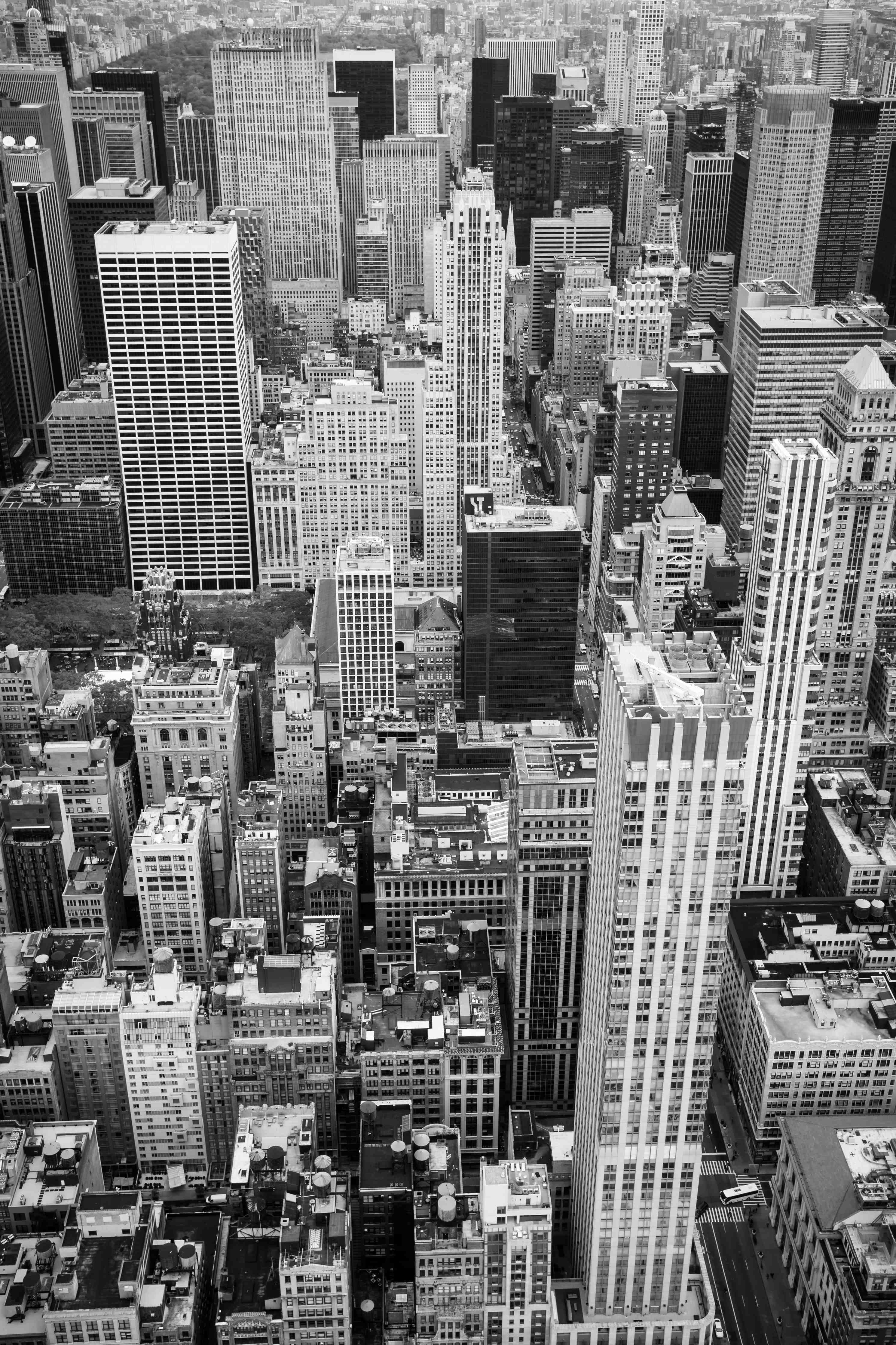Wandverkleidung Flur-Graue Schatten: Urbane Skyline in Schwarz-Weiß
